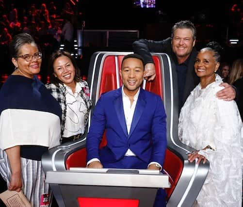 ジョン・レジェンドさんのインスタグラム写真 - (ジョン・レジェンドInstagram)「Mom, Aunt Benita and Pepper were very excited to hang with @blakeshelton at @nbcthevoice tonight.  I downloaded the voice app on their phones and forbade them voting for him though!」5月21日 14時21分 - johnlegend