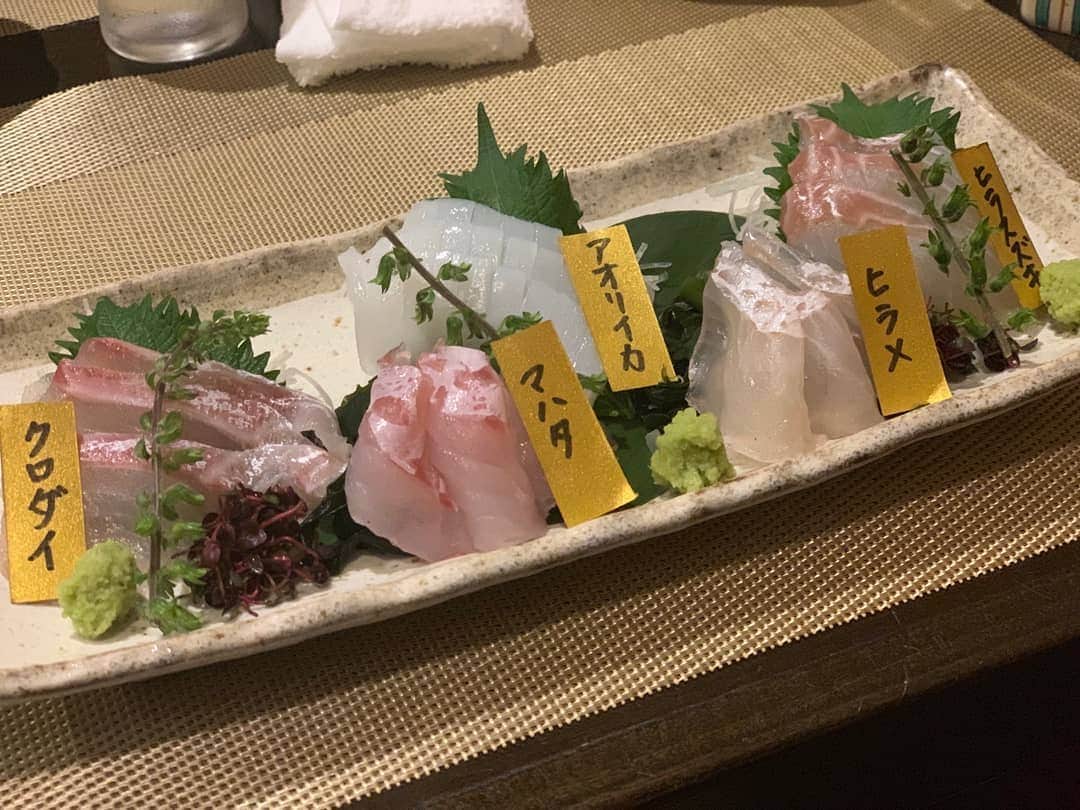 大沢文也のインスタグラム：「刺身はええねぇ～♪2枚目と3枚目は好きくないけど(笑)なんなら3枚目は食べられもしないww  #刺身 #刺し身 #クロダイ #マハタ #アオリイカ #ヒラメ #ほうぼう #車海老 #グルメ #魚料理 #煮付け」