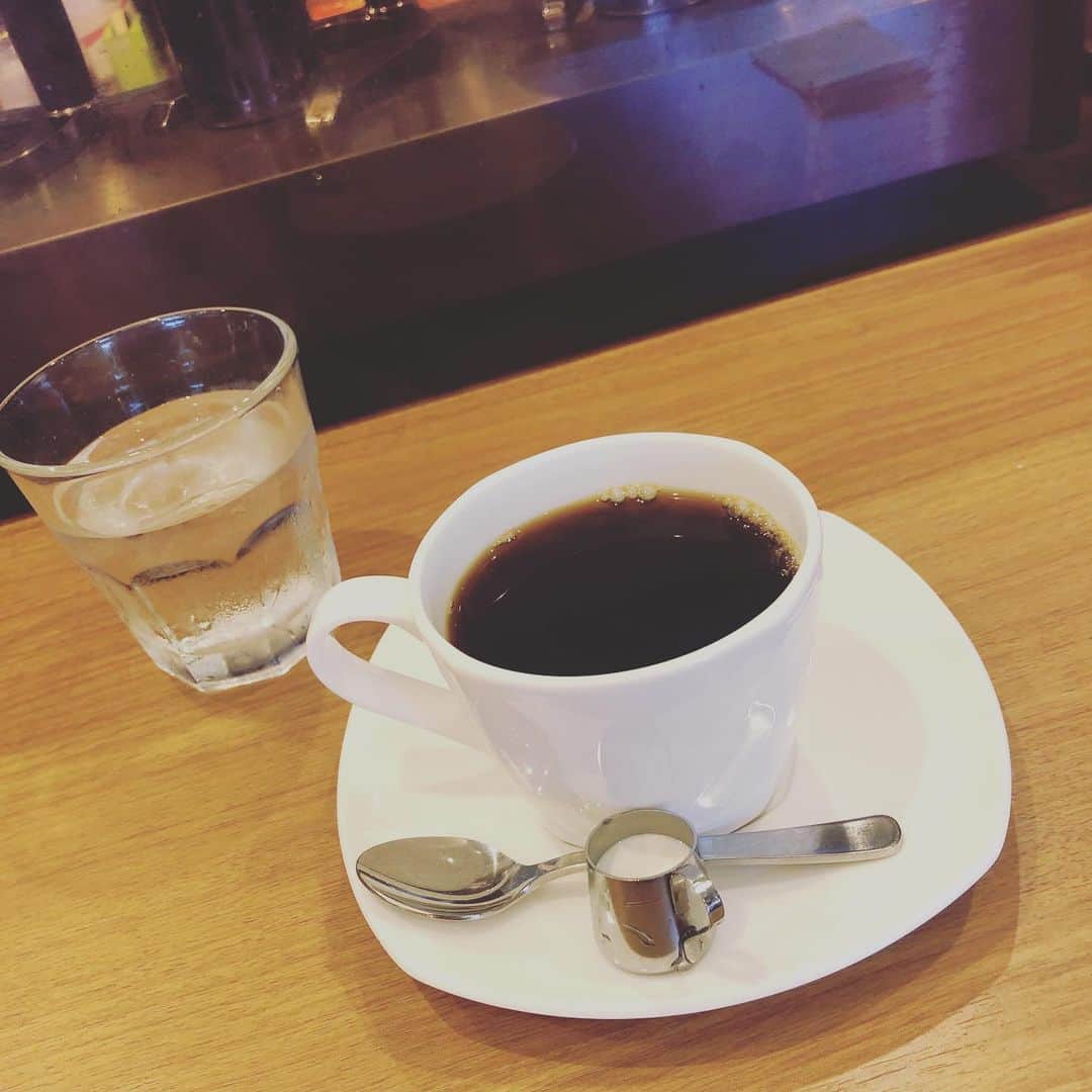大山恵理乃さんのインスタグラム写真 - (大山恵理乃Instagram)「＊ #新潟 #喫茶店 #サントスコーヒー ・ ・ とにかく 珈琲豆にこだわってる 美味しい珈琲を厳選して淹れてくれる 地域密着型喫茶店。 ・ ・ 珈琲はもちろん、 食事メニューが大人気。 特にハンスパ！(ハンバーグスパゲティ) ・ ・ すぐ売り切れになってた。  ハンバーグが柔らかくてめちゃくちゃ美味しい！ ここでしか食べれない味。 是非！！ ・ ・ ・ 니가타현에 있는 커피숍.  인기가 너무 많아서 사림이 많이 있었다. ・ ・ #新潟カフェ #新潟喫茶店 #サントス珈琲 #ハンスパ #ハンバーグスパゲティ  #女子ひとり旅 #一人旅 #新潟旅行 #니가타맛집 #니가타여행 #니가타카페  #燕三条 #燕三条ランチ」5月21日 14時47分 - erino_ohyama