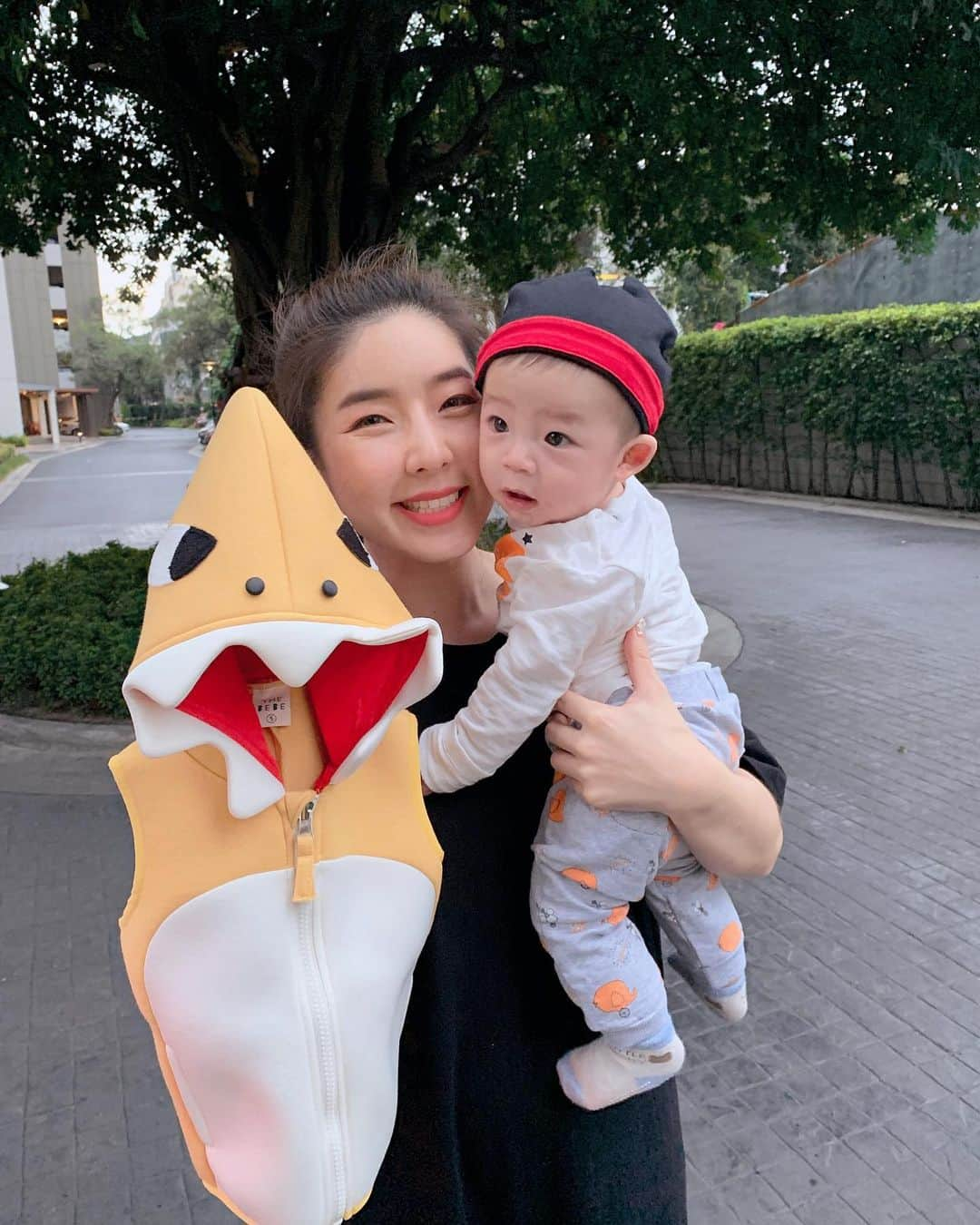 GYEON SEOさんのインスタグラム写真 - (GYEON SEOInstagram)「_* baby shark vest for baby pokpong 👶🏻🍼 . . นุ๋หมานุ๋แมวเพิ่งเจอเมื่อวาน น้าจีคิดถึงนุ๋อีกแล้ววววววว @pokpong_bigbird」5月21日 15時04分 - queengyeon