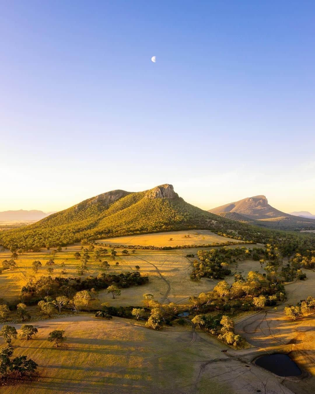 Australiaさんのインスタグラム写真 - (AustraliaInstagram)「How’s the serenity? ⛰️🌙 @craig_richards_photography captured this golden autumn light over #GrampiansNationalPark, which is known for its rugged mountain ranges, spectacular wildflower displays, and a rich collection of Indigenous rock art sites. A three-hour drive from @visitmelbourne will get you to this beautiful part of @thegrampians for some fresh air and zen time in the great outdoors. @aatkings, @gowest_tours and @autopiatours all run guided tours to the park, they make life easier by picking you up in #Melbourne, and you’re guaranteed to learn loads more about the park’s history from the guides.  #seeaustralia #visitvictoria #grampians #thegreatoutdoors #hikingadventures #travel」5月21日 15時00分 - australia