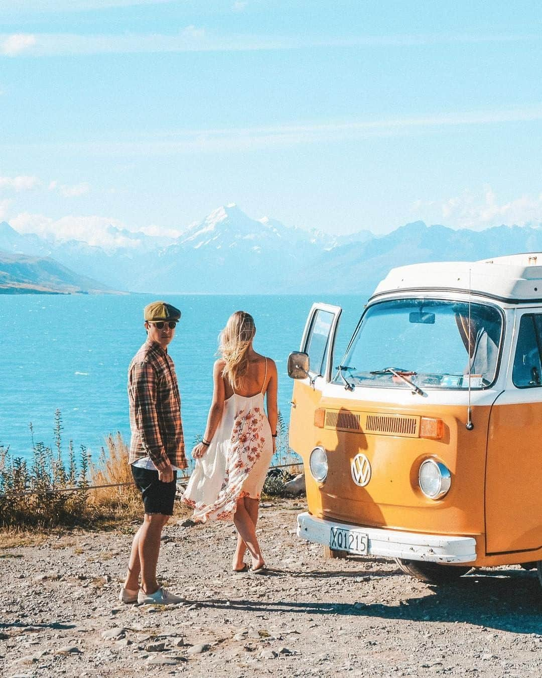 Kapten & Sonさんのインスタグラム写真 - (Kapten & SonInstagram)「'Life's not meant to be lived in one place.' 🚌☀@twosometravellers found the perfect spot for a short break! #bekapten #kaptenandson⠀ .⠀ .⠀ .⠀ #summervibes #vanlife #travelcouple #couplegoals #couple #vanlifeexplorers #vanlifediaries #sunisup #passportpassion #travelgram」5月21日 15時00分 - kaptenandson