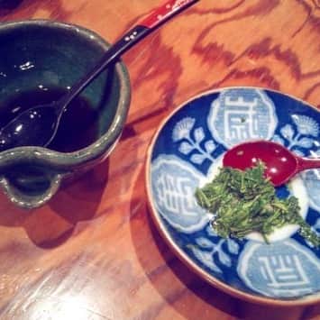 Wabi•Sabiさんのインスタグラム写真 - (Wabi•SabiInstagram)「Wait a second! Don't throw them away. Steeped green tea leaves are edible. How would you like to arrange? . I'd recommend the Ponzu. -Ponzu is dip or sauce made with soy sauce and citrus juice.  We, Japanese, usually eat green leafy vegetables not only Sashimi-raw fish with such as soy sauce.  When I bite into steeped leaves, their texture is similar to boiled spinach and they taste a little bit bitter and tannic.  There is an old proverb in Japan “Good medicine tastes bitter.” Green tea leaves are the same as shown in this proverb.  Tea leaves contain various elements like catechins, vitamin and others. Catechins are rich in Antioxidants, so you can get all nutrients directly by eating entire tea leaves.  As for my staff, Dandan noodles -hot spicy noodle goes well with them. Those leaves can make noodles in spicy soup taste milder and not too oily. I'm terrible at spicy food, but would try after improving it! So many men, so many arranges. . . . #edibleleaves #edibletealeaves #greentealeaves #edible #tealeaves #leaves #steepedtea #steeped #tearecipes #recipe #ponzu #japanesedip #tea #greentea #japanesegreentea #instatea #teagram #bitterbutlotsofnutrient #boiledspinach #proverb #japaneseculture #japantradition #japanhistory #catechins #vitamin #nutrients #nutrition #nutritiontips #GoodMedicineTastesBitter #howdoyoulikeyoursteepedtealeaves」5月21日 15時02分 - wabisabiteas