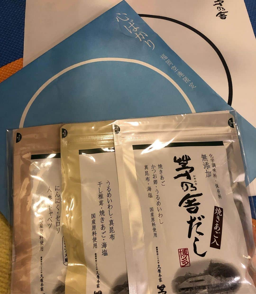 甘糟記子さんのインスタグラム写真 - (甘糟記子Instagram)「昨日のお弁当( ^ω^ )  月曜なので楽チンに、鶏のレモンペッパー焼き！ あとはトウモロコシに、ゆで卵、キャロットサラダ、ウィンナー、トマト。  昨日は授業参観だったんだけど、相変わらずの感じにお母さんぐったり(＞人＜;) 見れば見るほど不安がつのる彼です（笑）  そして帰宅してからは姫のバレエへ。  毎年発表会の時期に旅行なので参加はできないんですが、写真は送ってくださいと言われたので、短い髪を頑張ってまとめて写真とりました（笑） あのカッパヘアをまとめるのはキツイ！（笑） 本人は意外と気に入ってましたが、やっぱりすぐ落ちてきちゃうよね。  で、帰りにお友達にもらったクリスピークリームのドーナツと、茅乃舎の出汁！  帰ってからドーナツに食いつくチビ(≧∀≦) 茅乃舎の出汁も福岡空港限定だって！ たしかにこういう少しずつのセットあったら贈り物とかにいいですよね(๑˃̵ᴗ˂̵) ありがとう〜(≧∀≦) #甘糟ご飯#ご飯#昼ごはん#ランチ#ランチボックス#弁当#曲げわっぱ#わっぱ弁当 #レモンペッパー#息子殿姫#姫#バレエ姿#ニコニコ#茅乃舎#クリスピークリーム」5月21日 15時02分 - norihey924