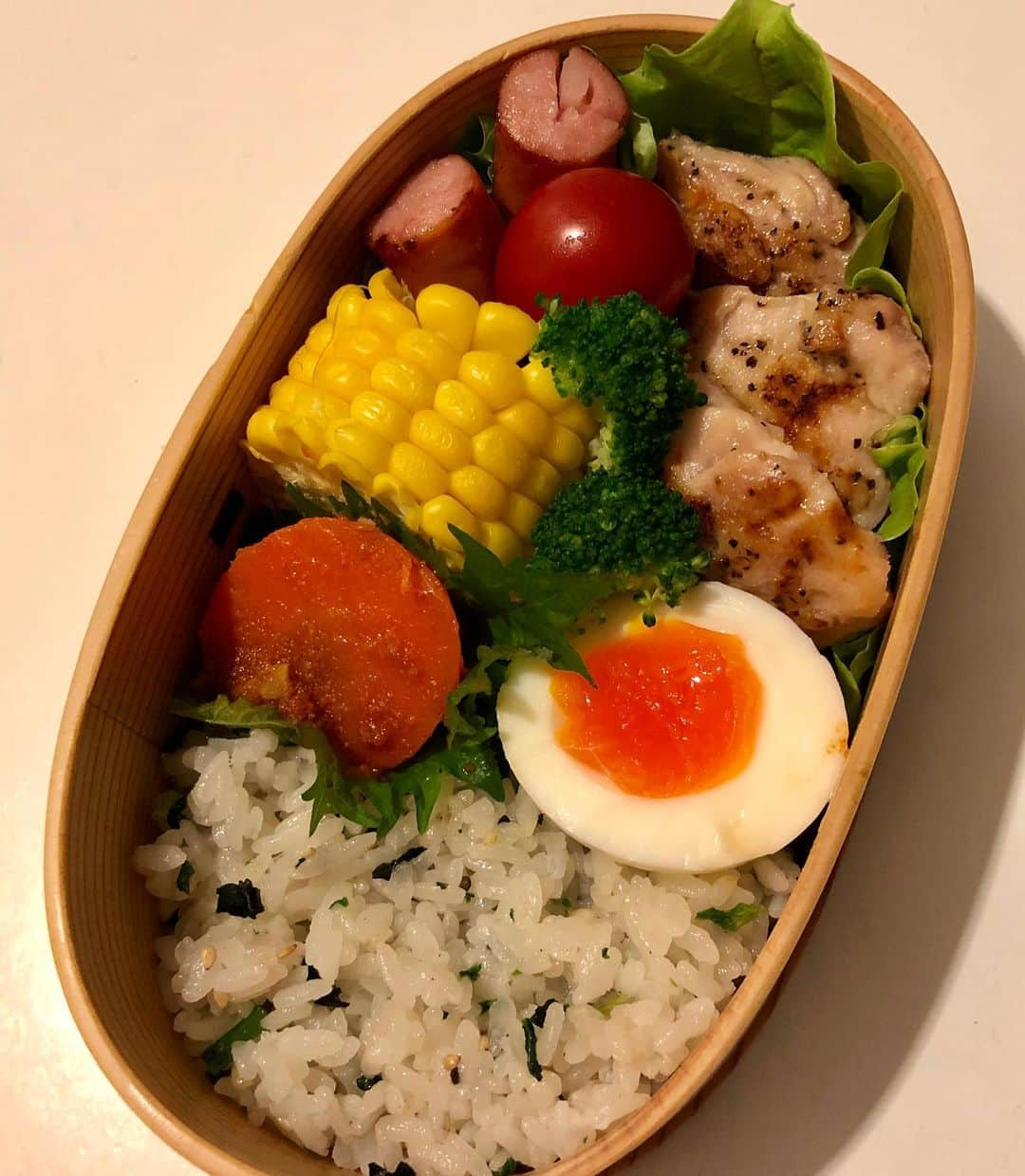 甘糟記子さんのインスタグラム写真 - (甘糟記子Instagram)「昨日のお弁当( ^ω^ )  月曜なので楽チンに、鶏のレモンペッパー焼き！ あとはトウモロコシに、ゆで卵、キャロットサラダ、ウィンナー、トマト。  昨日は授業参観だったんだけど、相変わらずの感じにお母さんぐったり(＞人＜;) 見れば見るほど不安がつのる彼です（笑）  そして帰宅してからは姫のバレエへ。  毎年発表会の時期に旅行なので参加はできないんですが、写真は送ってくださいと言われたので、短い髪を頑張ってまとめて写真とりました（笑） あのカッパヘアをまとめるのはキツイ！（笑） 本人は意外と気に入ってましたが、やっぱりすぐ落ちてきちゃうよね。  で、帰りにお友達にもらったクリスピークリームのドーナツと、茅乃舎の出汁！  帰ってからドーナツに食いつくチビ(≧∀≦) 茅乃舎の出汁も福岡空港限定だって！ たしかにこういう少しずつのセットあったら贈り物とかにいいですよね(๑˃̵ᴗ˂̵) ありがとう〜(≧∀≦) #甘糟ご飯#ご飯#昼ごはん#ランチ#ランチボックス#弁当#曲げわっぱ#わっぱ弁当 #レモンペッパー#息子殿姫#姫#バレエ姿#ニコニコ#茅乃舎#クリスピークリーム」5月21日 15時02分 - norihey924