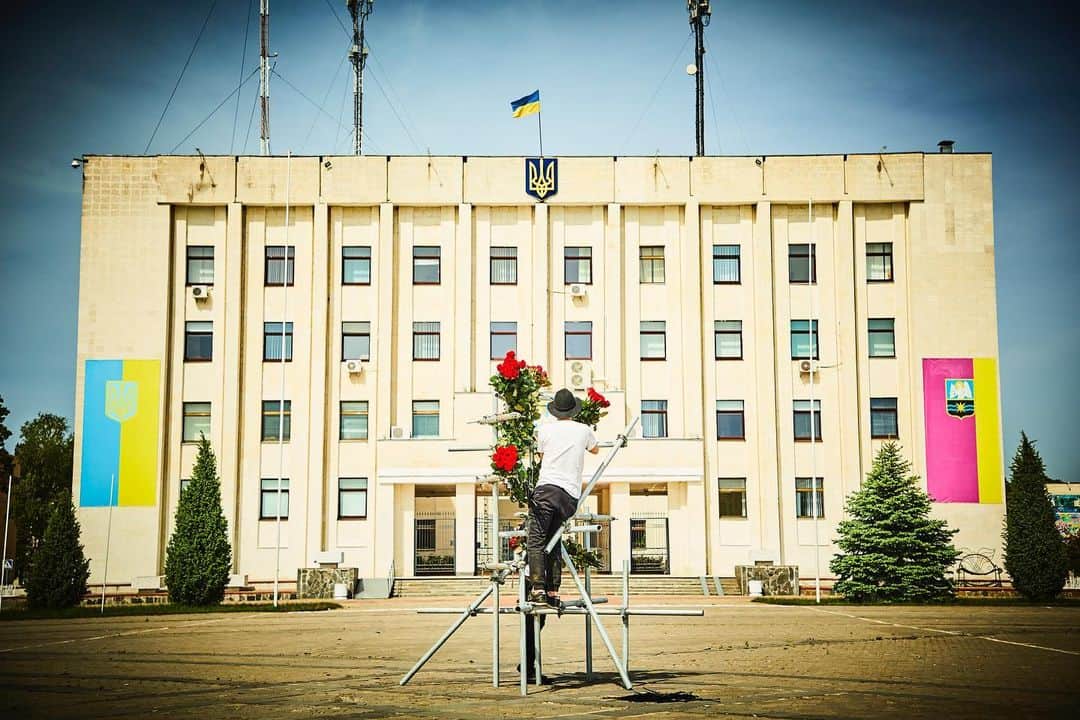 椎木俊介さんのインスタグラム写真 - (椎木俊介Instagram)「Botanical Sculpture in Slavutych, Ukraine  Date: May 18 Saturday, 2019 Location: City hall square of Slavutych 51.521812,30.754870 *Please insert this numbers to your Google map.  #azumamakoto #makotoazuma #shiinokishunsuke #amkk #amkkproject #flowers #flowerart #botanicalsculpture #東信 #東信花樹研究所 #slavutych #ukraine」5月21日 15時05分 - shiinokishunsuke