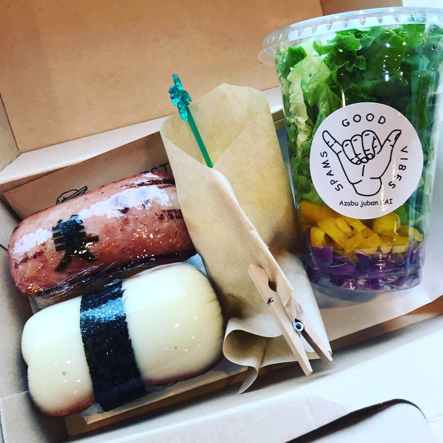 吉村美紀のインスタグラム：「撮影ごはん〜 スパムむすびに美ストの文字が！！ 可愛い〜^_^  #撮影中 #雨すごかった〜 #美スト」