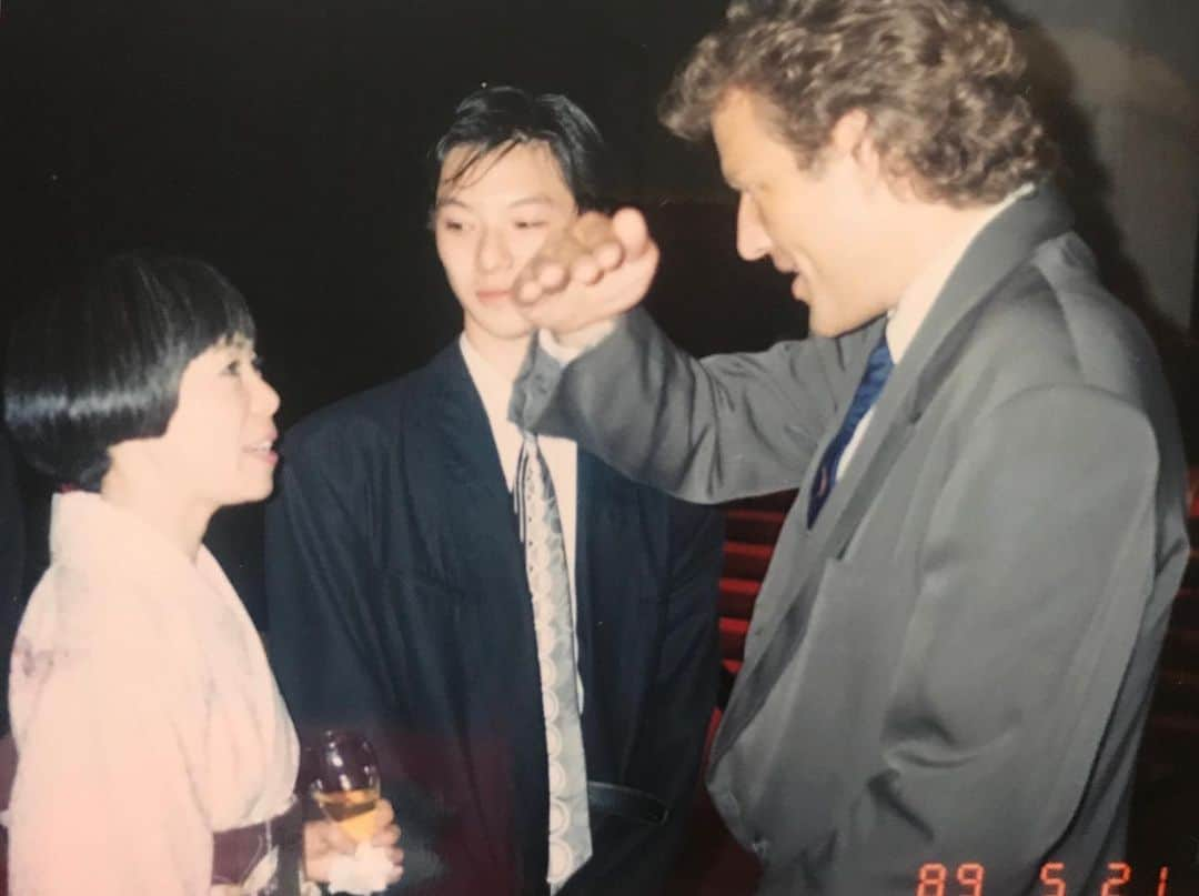 小林十市さんのインスタグラム写真 - (小林十市Instagram)「#throwbacktuesday  #890521 #30yearsago #today #sabworkshop1989 #maelwienaward #aftersabworkshop #with #mymother #mr #petermartins  何を話しているんだろう？I'm surprised how tall you've grown since the last time...とか言われたんだろうか 😂」5月21日 15時11分 - monsieur_11