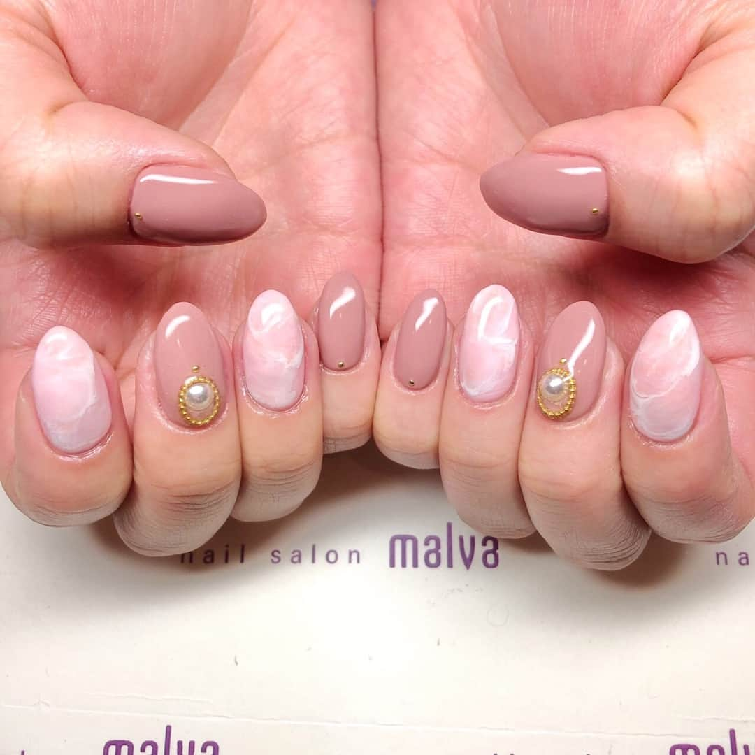 nailsalon malva（ネイルサロンマルヴァ）さんのインスタグラム写真 - (nailsalon malva（ネイルサロンマルヴァ）Instagram)「淡い大理石風アートとモカカラーが可愛いデザイン💕  前にインスタで別のお客様がされていたネイルにアートを少しアレンジです✨  nailsalon malva  ご予約はLINEからがオススメです☆ 🌙原宿LINE ID→《@malva》 ※@を忘れずに‼︎ 全てのアートや料金表はHPより http://www.malvanail.com/sp/  #malva#マルヴァ#ネイル#gelnail#nail#nailart#naildesign#nailstagram#ジェル#gel#ジェルネイル#ネイルデザイン#原宿ネイル#nailsalon#ネイルサロン#ネイルチップ#森絵里香#malvaネイル#malvanail#ネイリスト募集#美甲#ロシアンマニキュア#ハンドネイル#大理石アート」5月21日 15時30分 - malva_nail