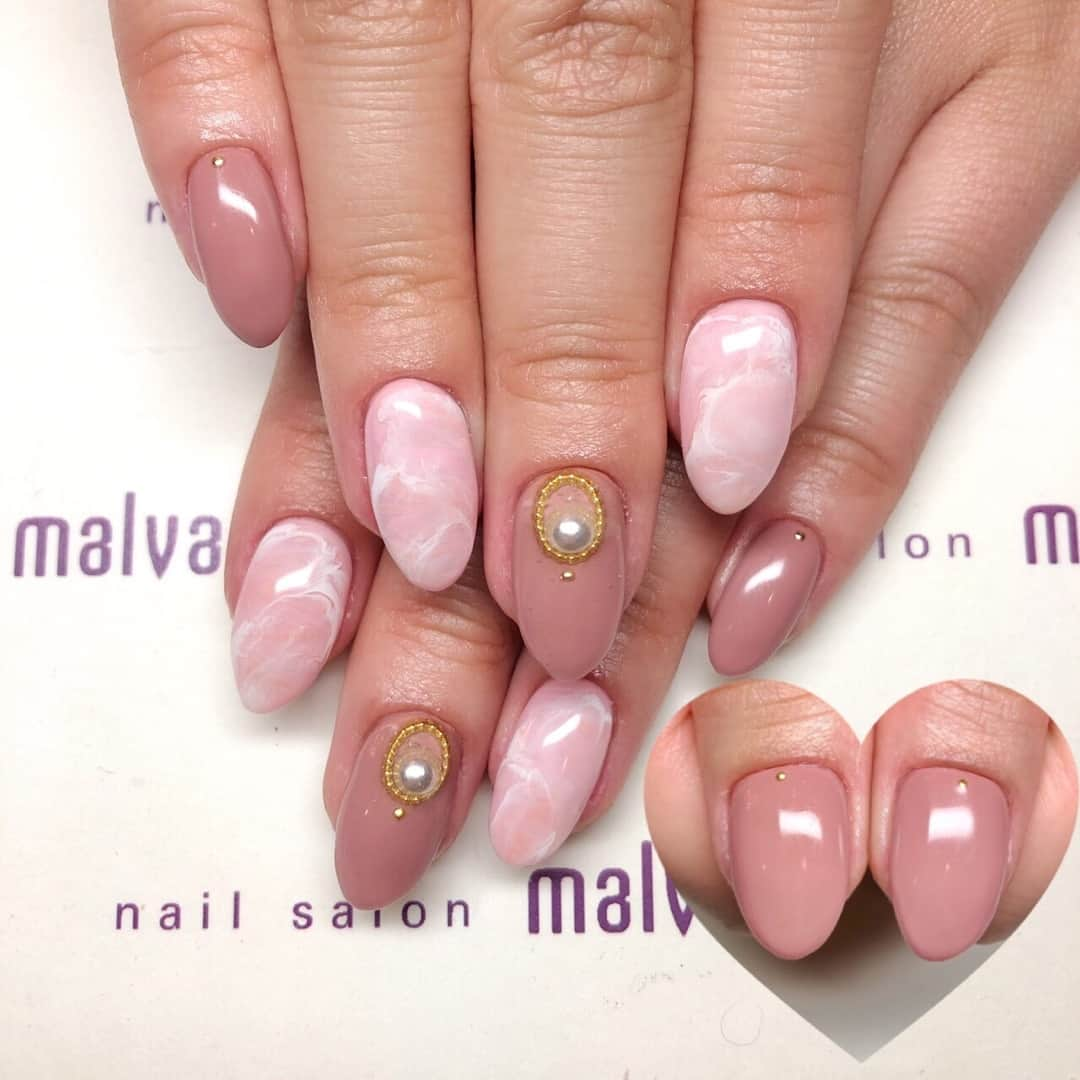 nailsalon malva（ネイルサロンマルヴァ）さんのインスタグラム写真 - (nailsalon malva（ネイルサロンマルヴァ）Instagram)「淡い大理石風アートとモカカラーが可愛いデザイン💕  前にインスタで別のお客様がされていたネイルにアートを少しアレンジです✨  nailsalon malva  ご予約はLINEからがオススメです☆ 🌙原宿LINE ID→《@malva》 ※@を忘れずに‼︎ 全てのアートや料金表はHPより http://www.malvanail.com/sp/  #malva#マルヴァ#ネイル#gelnail#nail#nailart#naildesign#nailstagram#ジェル#gel#ジェルネイル#ネイルデザイン#原宿ネイル#nailsalon#ネイルサロン#ネイルチップ#森絵里香#malvaネイル#malvanail#ネイリスト募集#美甲#ロシアンマニキュア#ハンドネイル#大理石アート」5月21日 15時30分 - malva_nail