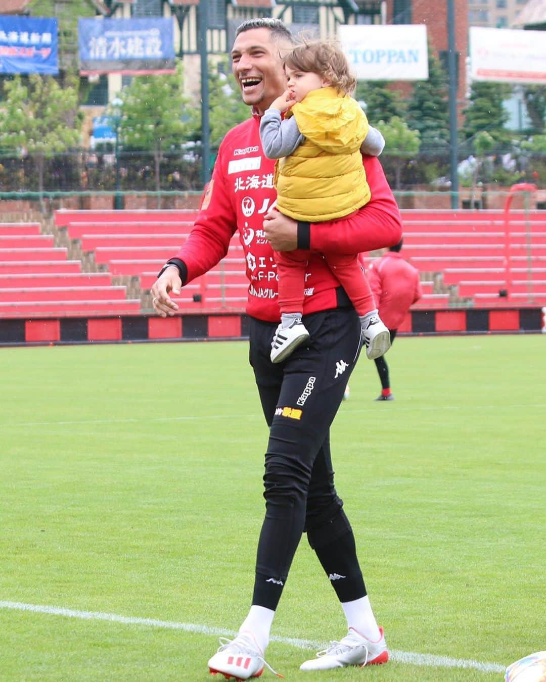 ジェイ・ボスロイドさんのインスタグラム写真 - (ジェイ・ボスロイドInstagram)「My Lil man stopped by to see me at training today aswell😄 The prodigy is watching and learning ❤️ #family#son#father#daddy#papa#love#blessed#trustingod」5月21日 15時22分 - jaybothroyd