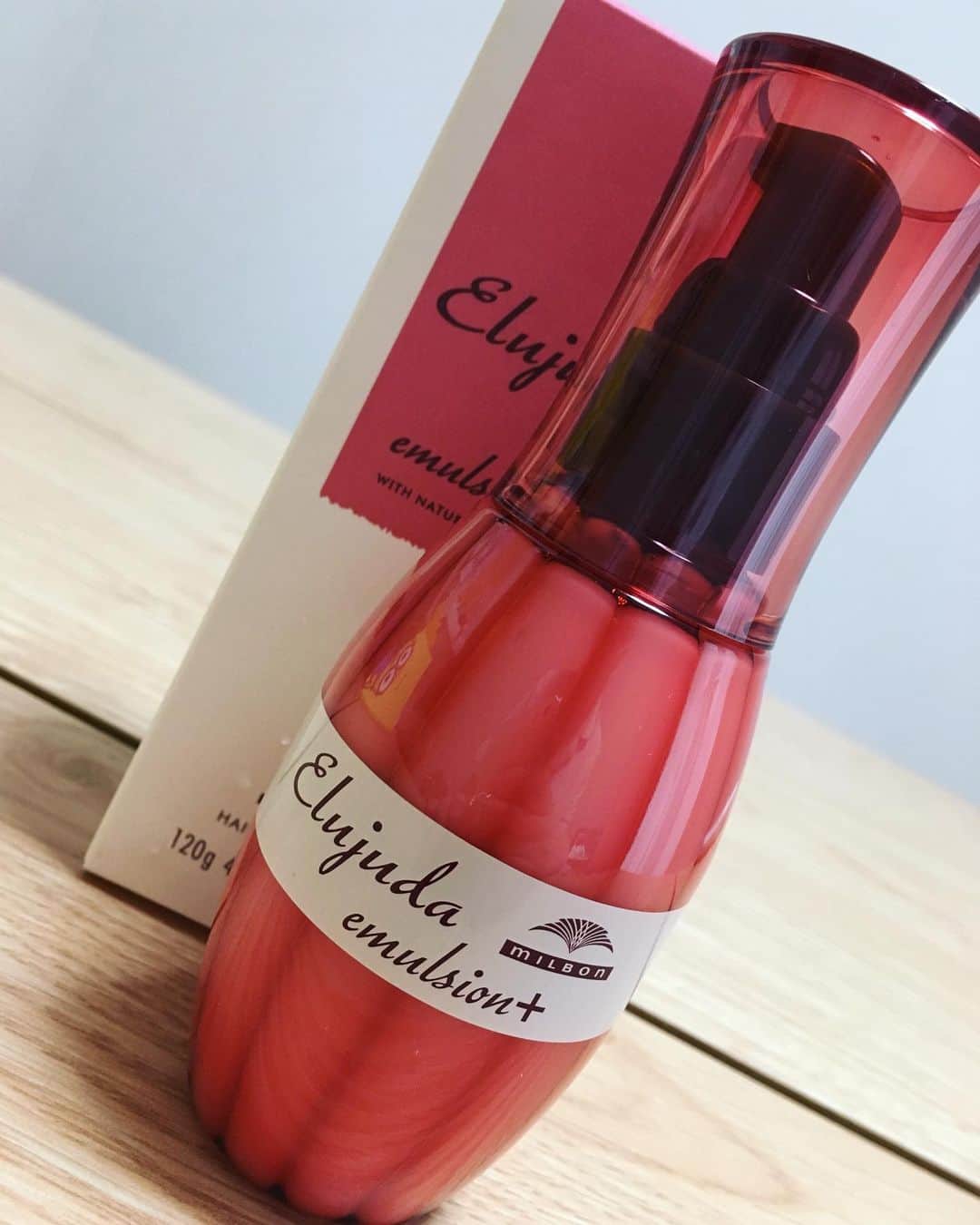 足木優のインスタグラム：「hair care💇‍♀️✨トリートメント💓オイルはやめて、ミルクタイプにしてみた🧡💛甘くていい香り😝💕サラサラヘアーに憧れるぅぅぅぅ。😍 #ヘアトリートメント #milbon #エルジューダエマルジョン #サラサラヘアー #なりたい」
