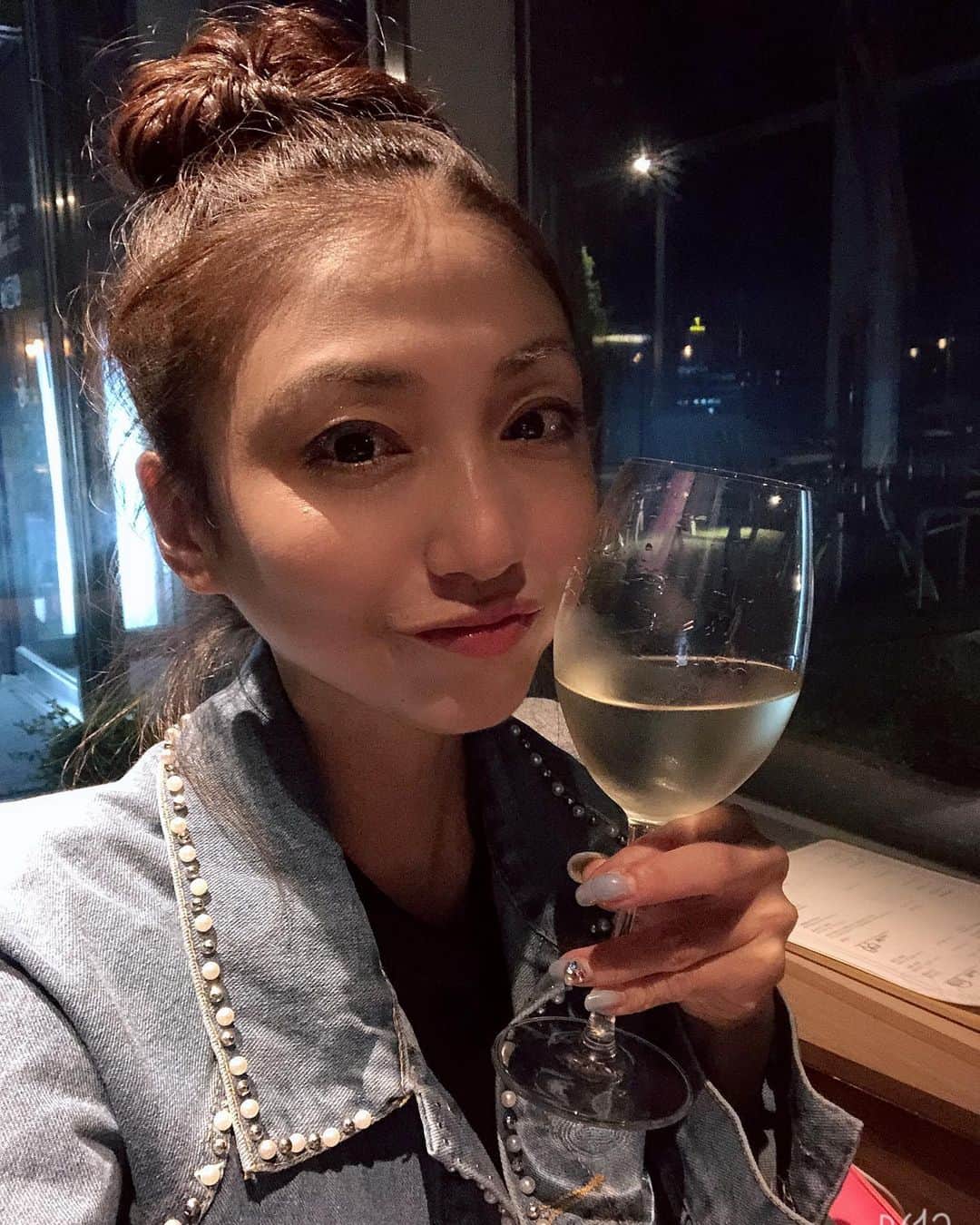 中川愛海さんのインスタグラム写真 - (中川愛海Instagram)「韓国では飲めるお酒中々なくて。。。ようやくありつけたのはホテルバーでワイン！ゆみちゃんと何だかんだ話しながら３杯飲んでましたー 楽しかった！ @ami_nakagawa_  @yumi_pinchel  #中川愛海 #カムサハムニダ #一日一回カンパイ」5月21日 15時31分 - ami_nakagawa_