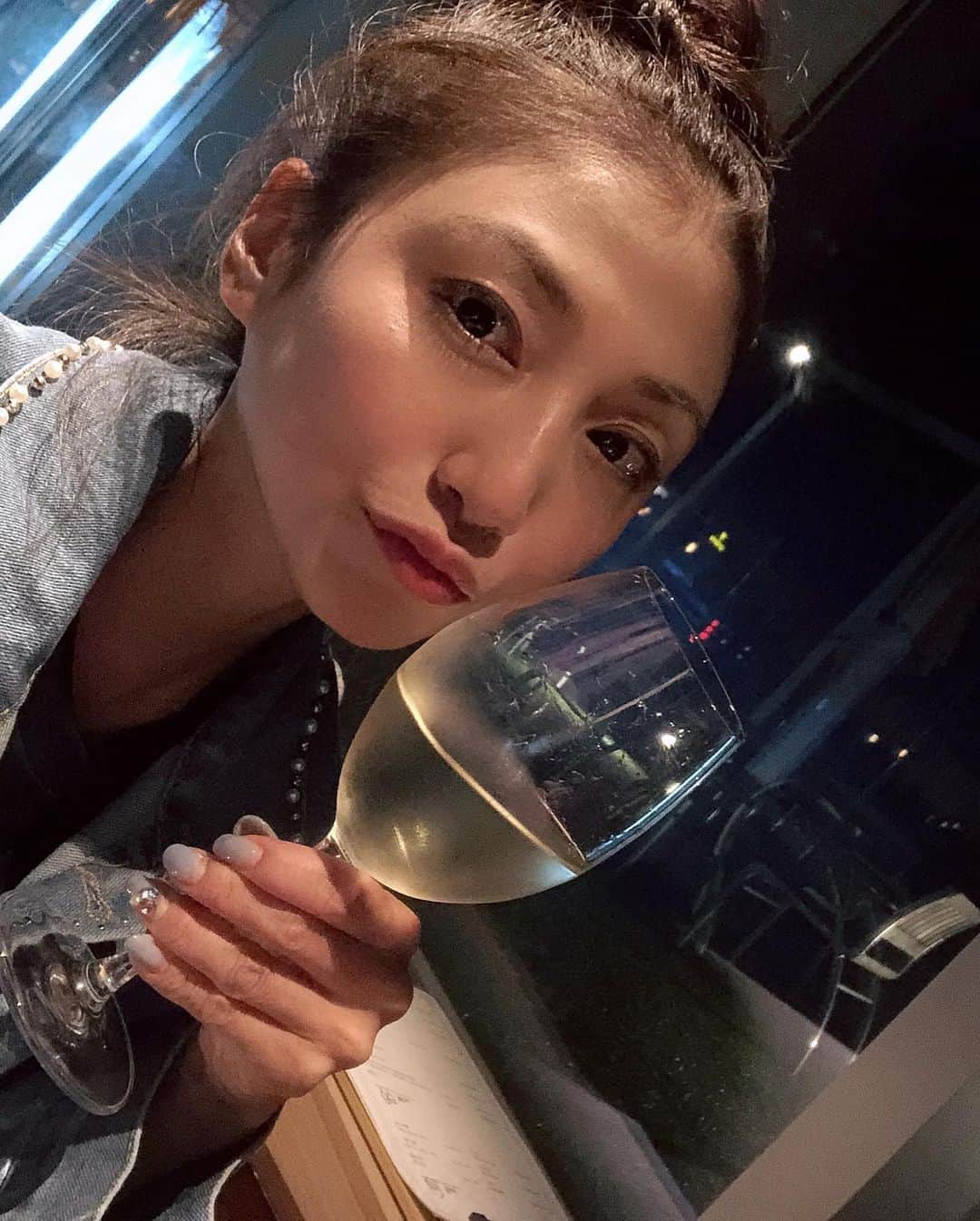 中川愛海さんのインスタグラム写真 - (中川愛海Instagram)「韓国では飲めるお酒中々なくて。。。ようやくありつけたのはホテルバーでワイン！ゆみちゃんと何だかんだ話しながら３杯飲んでましたー 楽しかった！ @ami_nakagawa_  @yumi_pinchel  #中川愛海 #カムサハムニダ #一日一回カンパイ」5月21日 15時31分 - ami_nakagawa_