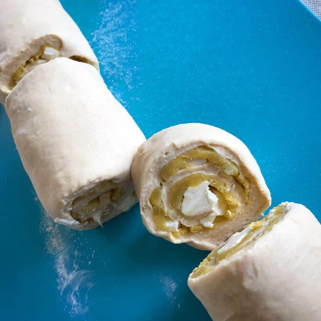 maiさんのインスタグラム写真 - (maiInstagram)「2019年5月21日 . 🎶きな粉ロール🎶 . 安納芋をペーストにして、クリームチーズの角切りと一緒に巻き込みました。  とても柔らかくてしっとり💚きな粉入りのパン生地は、水仕込みなので焼き色も優しく素朴な味わい。相性の良いバターを生地にもペーストにもやや控えめに入れてます。 . 昨日の朝、レッスン前に焼きあげだったので、一個ずつ包むよりスピーディーにできるロールちぎりパンにしましたよ😊 . また作ろう💚💚 . #安納芋 #パンレッスン #おうちパン #ちぎりパン #お菓子教室 #ミルガトー #つくば #茨城」5月21日 15時31分 - michoumama