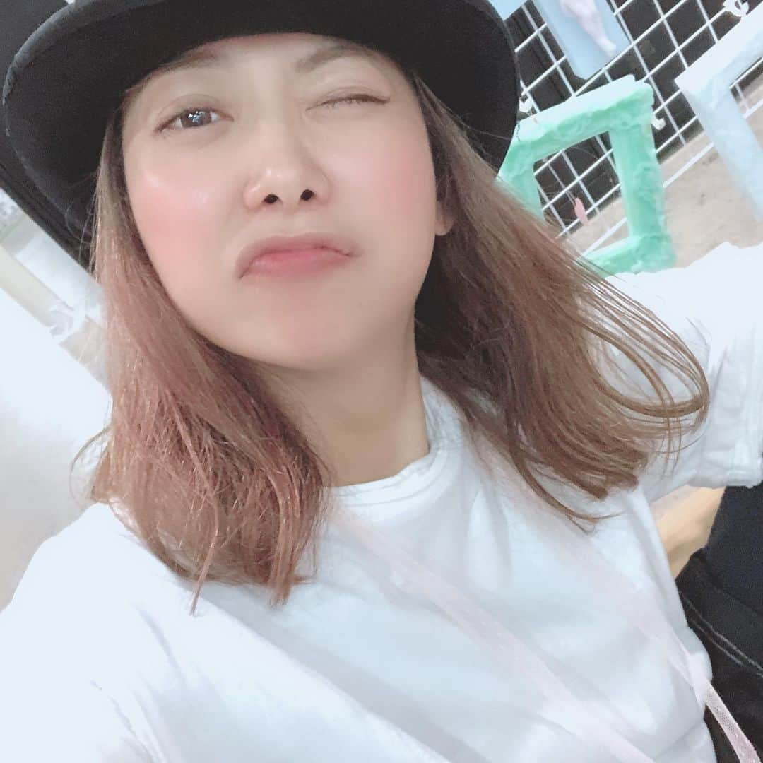 本田みずほさんのインスタグラム写真 - (本田みずほInstagram)「デザフェス2日間 ありがとうございました😊 今私はある方にドキュメンタリーを撮っていただいていて、デザフェス風景も💖有難いです！ 出来上がりが楽しみで仕方ないです💖 . 遠方から新幹線でお越しいただいた方 毎回会いに来てくれる方 私のキャンドルのために来たと言ってくれた方 お年玉で購入してくれたちびっこちゃん 毎回キャンドルを購入してくれる方々 2日連続で買いに来てくれた方 お友達にお願いして購入してくれた作家の方々とおつかいしてくれた方々 差し入れをくださったみなさん 次回も楽しみにしてますと言ってくれたみなさん はじめましてでズキューン来たから買う！と言ってくれたみなさん 私が前におはなしした内容や、連れて帰ってくれたキャンドルを覚えていてびっくりさせちゃったみなさん デザフェスメンバー 本当に感謝💖 たくさんの笑顔をいただき、頑張って制作した甲斐がありました💖 また次回受かれば出展しますので！ 会えることを楽しみにしています！ . 私から感謝のウインク🤣😅 全然できてない🤣🤣🤣 口がむぎゅしちゃう🤣🤣🤣」5月21日 15時47分 - mizuhonda0422