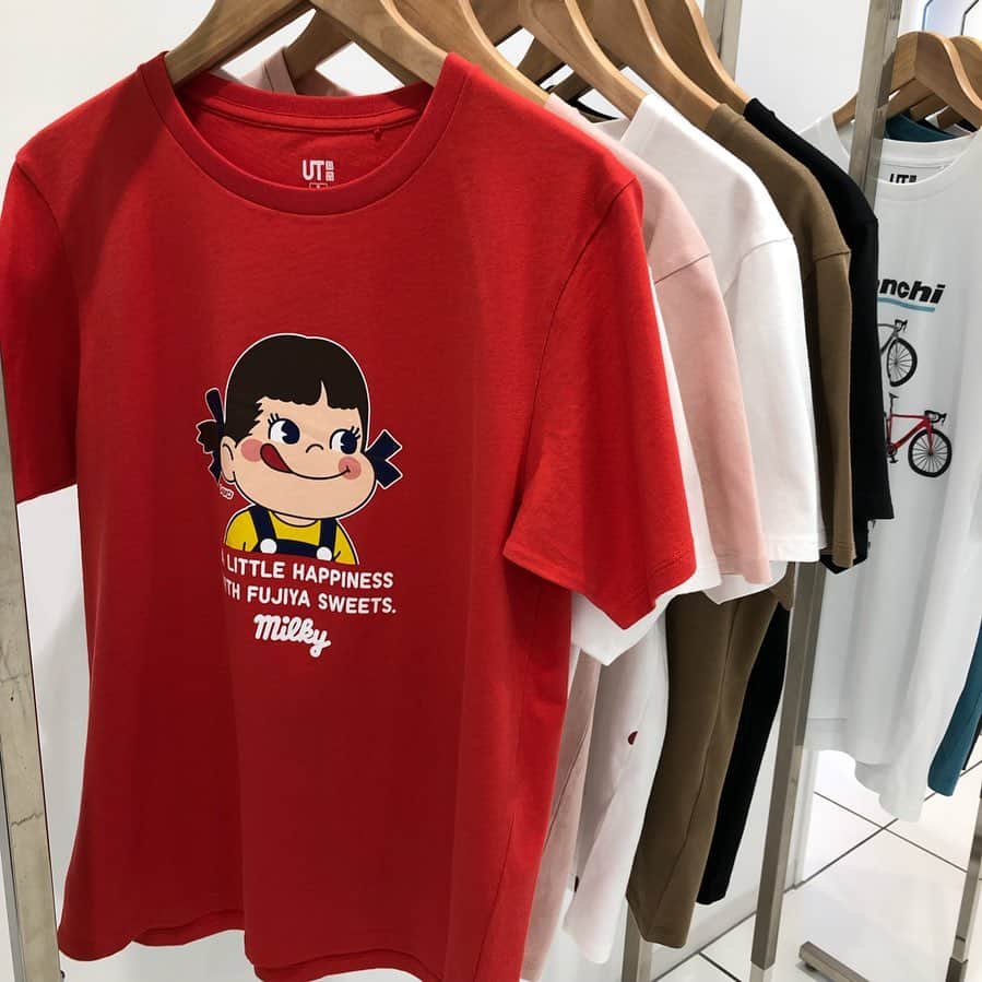 MOREさんのインスタグラム写真 - (MOREInstagram)「赤い生地にあのペコちゃん。ユニクロのUTは弊社『ワンピース（「ONE PIECE)」）』とのコラボも話題ですが、ほかにも色々チャーミングかつユニークなものが！ Tシャツのデザインって自由で楽しいですね☺︎／副編Y  #MORE展示会 #展示会 #2019ss #発売中 #UT #UNIQLO #ユニクロ #コラボ #不二家 #Tシャツ #副編Y」5月21日 15時47分 - moremagjp