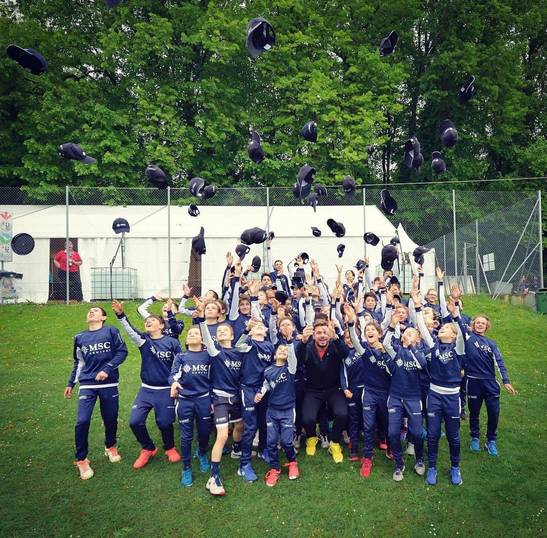 スタニスラス・ワウリンカさんのインスタグラム写真 - (スタニスラス・ワウリンカInstagram)「Hats 🧢 off to these kids! Tournament wouldn’t be the same without them ! 🎾👦🏻🧒🏼🧢🥳🙏🏻🤗🥰💞#kids #fun #enjoy #dream #giveback #love」5月21日 15時46分 - stanwawrinka85