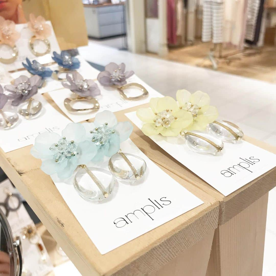 名古屋パルコさんのインスタグラム写真 - (名古屋パルコInstagram)「【LIMITED SHOP】「2nd market」期間限定オープン✨ . 全国から厳選されたハンドメイドアクセサリーが集うショップ、「2nd market」が名古屋パルコへ初登場！ . 型にハマらない自由なデザインアクセサリーが集まります。 作家の定番作品から夏を先取りした新作作品まで幅広くご用意しております！ . 期間：5/21(火)～6/3(月) 場所：西館1F 特設会場 . . #2ndmarket #handmade #accessory﻿﻿﻿﻿﻿﻿ ﻿#アクセサリー#ハンドメイド﻿﻿﻿﻿﻿﻿﻿ #ハンドメイドアクセサリー﻿ #手作りアクセサリー﻿﻿﻿﻿﻿﻿﻿﻿ #ピアス #イヤリング #名古屋パルコ #名古屋PARCO #nagoyaparco #栄 #矢場町」5月21日 15時56分 - parco_nagoya_official