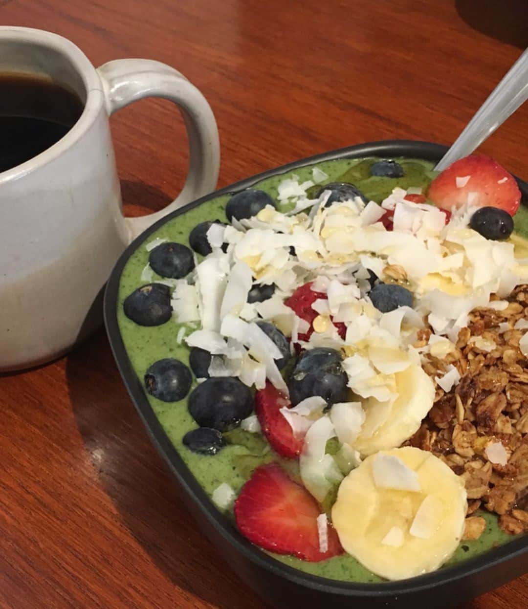 花田美恵子さんのインスタグラム写真 - (花田美恵子Instagram)「ハワイでいちばん好きな @ars.cafe で @amiharunaami ちゃんとランチ🍴 サラダもサンドイッチも間違いなく美味しいのですが、Super Green Bowlが好きすぎて😍 一杯ずつ丁寧に淹れてくれるKona Coffeeは、今のところハワイNo.1✨いえ、世界一美味しい☕️ 定期的に入れ替わるアートも、毎回センスが良くて、とっておきの場所なのです😊  #hawaii #waikiki #cafe #art #gallery #hawaiilife #lunch #healthyfood #coffeelovers  #ハワイ #モンサラット #カフェ #ランチ #アートギャラリー」5月21日 15時50分 - hawaiimieko