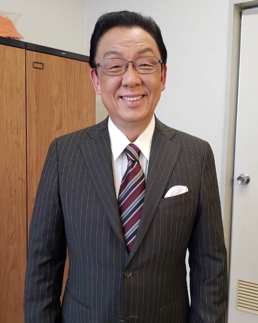 梅沢富美男さんのインスタグラム写真 - (梅沢富美男Instagram)「このスーツ、実は娘が初任給でプレゼントしてくれたんです！ うれしい！ 本当に嬉しいです。 ただの自慢です。 いやー、嬉しいなぁ 今日はこのスーツでミヤネ屋出ます！」5月21日 15時52分 - tomioumezawa