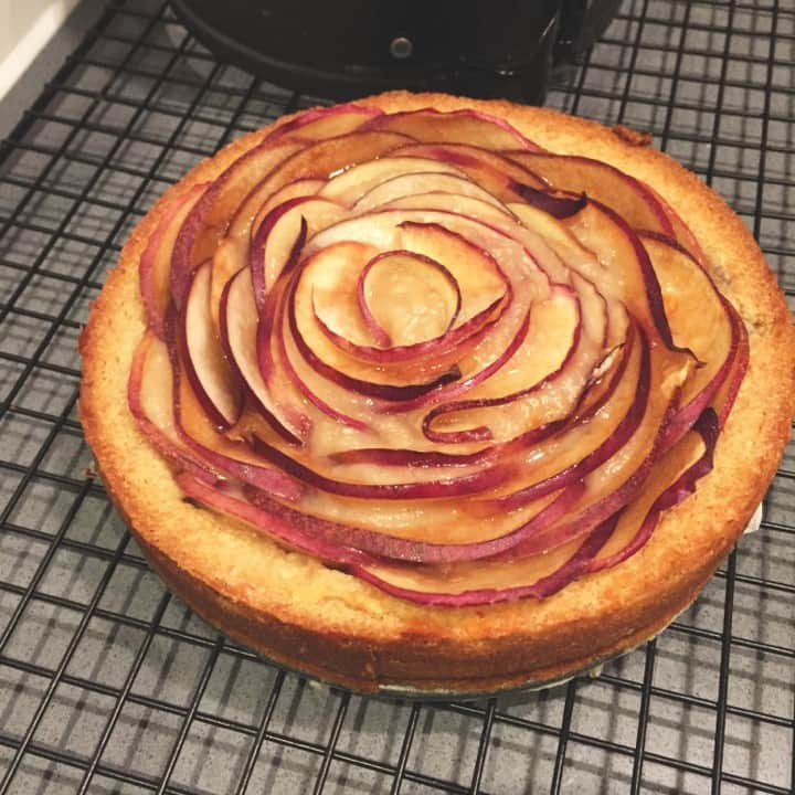 レイチェル・クーさんのインスタグラム写真 - (レイチェル・クーInstagram)「My delicious spelt crust nectarine tart is the perfect seasonal pud for late spring 🥧Pair it with whipped cream, yoghurt or ice cream and you'll have the ultimate comfort dessert 🍑 Recipe 👉 http://bit.ly/rk-nectarine . . . . . . #rachelkhoo #recipe #cooking #spring #SpringRecipe #nectarine #tart #pudding #dessert」5月21日 16時05分 - rachelkhooks