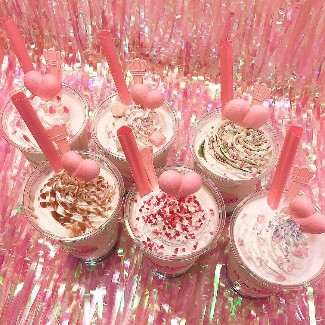 Ruuさんのインスタグラム写真 - (RuuInstagram)「💒Miss Moon Cafe💒 ﻿ @missmooncafe ﻿ Miss MoonオリジナルのタピオカSP🥤🌈🌙💖﻿ ﻿ スペシャルのトッピングが﻿ 更に可愛くなりました💖🍬🍭﻿ ﻿ そして6月からの新メニューで、﻿ 焦がし黒糖ミルク、塩キャラメルミルク、﻿ チョコレートナッツミルク🍫🥛♥️﻿ が登場します😻🥛🌴🌴🌴﻿ 焦がし黒糖ミルクは、クリームブリュレのカリカリとタピオカのモチモチと何倍も楽しめる🤤🤤 ﻿ そして私がバリで一番ハマりまくった﻿ マンゴーティー🍹🧡本当に美味しい味が再現出来たと思うので是非試してみて下さい🤤﻿ ﻿ 全部本当に美味しすぎて………😭😭﻿ 全てこだわっているので沢山リピートしてくださる方もいてとっても嬉しいです💖﻿ 可愛さも味もこだわりが詰まってます💖🦄💕﻿ ﻿ #missmooncafe #pinkcafe #fukushimashi﻿ #世界一可愛いタピオカ ﻿ フォローしてね🥤💖⇨ @missmooncafe」5月21日 15時58分 - ruufabulous