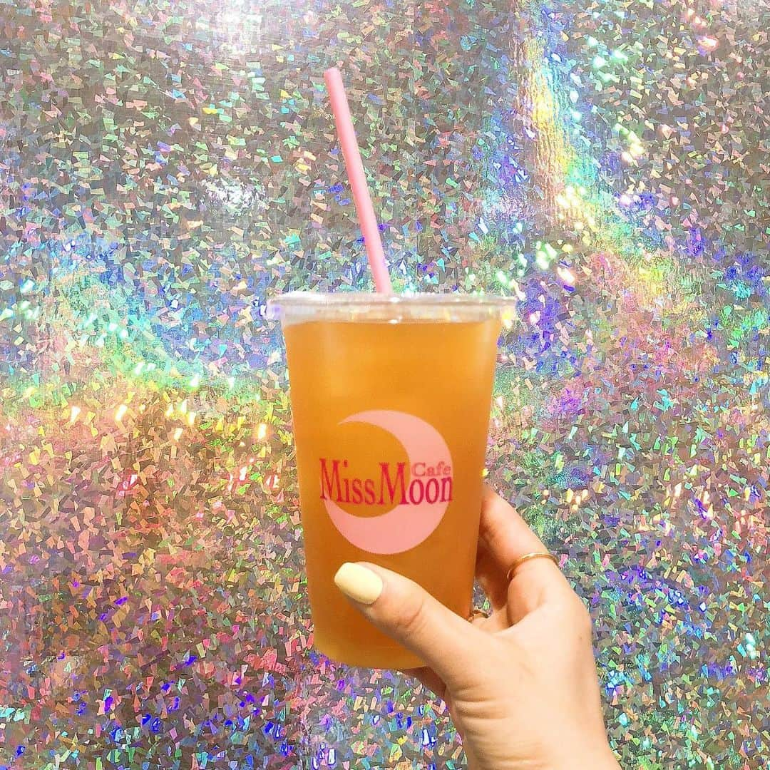 Ruuさんのインスタグラム写真 - (RuuInstagram)「💒Miss Moon Cafe💒 ﻿ @missmooncafe ﻿ Miss MoonオリジナルのタピオカSP🥤🌈🌙💖﻿ ﻿ スペシャルのトッピングが﻿ 更に可愛くなりました💖🍬🍭﻿ ﻿ そして6月からの新メニューで、﻿ 焦がし黒糖ミルク、塩キャラメルミルク、﻿ チョコレートナッツミルク🍫🥛♥️﻿ が登場します😻🥛🌴🌴🌴﻿ 焦がし黒糖ミルクは、クリームブリュレのカリカリとタピオカのモチモチと何倍も楽しめる🤤🤤 ﻿ そして私がバリで一番ハマりまくった﻿ マンゴーティー🍹🧡本当に美味しい味が再現出来たと思うので是非試してみて下さい🤤﻿ ﻿ 全部本当に美味しすぎて………😭😭﻿ 全てこだわっているので沢山リピートしてくださる方もいてとっても嬉しいです💖﻿ 可愛さも味もこだわりが詰まってます💖🦄💕﻿ ﻿ #missmooncafe #pinkcafe #fukushimashi﻿ #世界一可愛いタピオカ ﻿ フォローしてね🥤💖⇨ @missmooncafe」5月21日 15時58分 - ruufabulous