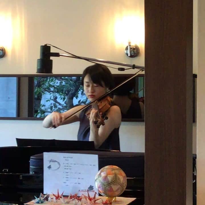 のインスタグラム：「毎週、火曜日と木曜日14時半からは「安田 悦子」さんによるバイオリン演奏がございます。 生演奏を聴きながら、当店で優雅なひと時を過ごされてはいかがでしょうか？ ． 曜日  演奏者 金曜日、土曜日  西山 靖夫 (ピアノ&ヴォーカル) 水曜日、日曜日  井上 千尋(ピアノ) 火曜日、木曜日  安田 悦子(バイオリン) 月曜日  前田絢葉（ピアノ） . ． #サロンドロワイヤル京都店 #salonderoyalkyoto #カフェ #音楽 #music #バイオリン #バイオリン演奏 #安田悦子 #優雅なひと時 #火曜日#木曜日 . #サロンドロワイヤル京都本店 #サロンドロワイヤル #京都 #京都スイーツ #ボンボンショコラ #京都カフェ #チョコレートショップ #ショコラトリー #パティスリー #チョコレート #チョコ #ショコラ #chocolate #chocolat #chocolatier #salonderoyal」