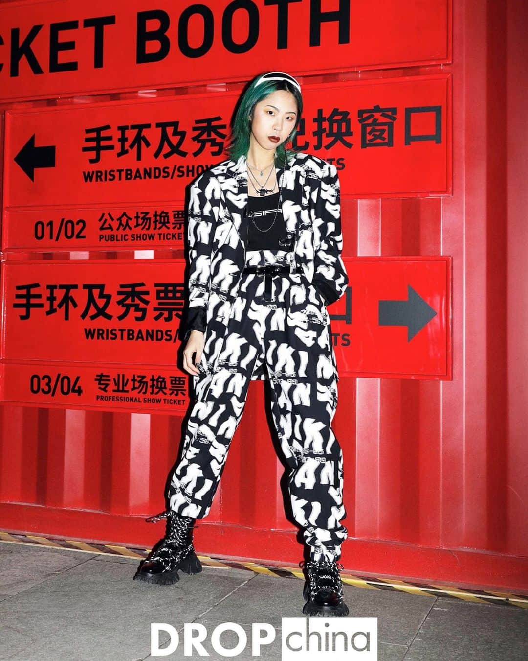 Droptokyoさんのインスタグラム写真 - (DroptokyoInstagram)「CHINA STREET STYLE @drop_china #🇨🇳 #streetstyle#droptokyo#china#shanghai#shanghaifashion#shanghaifashionweek#streetscene#streetfashion#streetwear#streetculture#fashion#上海#中国#时装#时尚#潮流#东京#街拍#上海时装周#摄影#街头#穿搭  Photography: @dai.yamashiro」5月21日 16時00分 - drop_tokyo