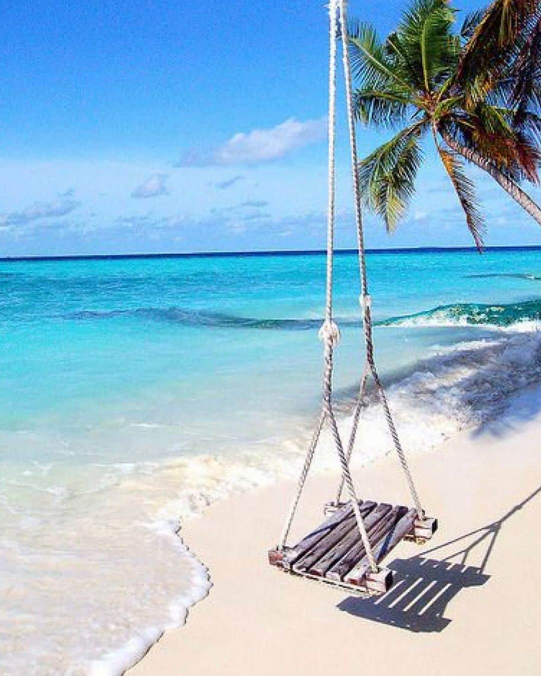 スターメラのインスタグラム：「Dreaming of warm white sand under our feet. 🌴  Get ready for your summer get away! #starmela .  #starmelauk #summervibes #springsummer2019 #dreamingofsummer #lovesummerhateeverythingelse #etnicchic #travelphotography #globetrotter #travelblogger #lovesunshine#tuesdayvibes#tuesday#goodmorning#maldives #springsummer2019」