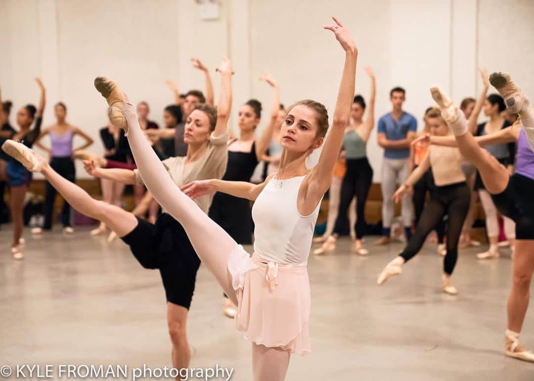 ダリア・イオノワさんのインスタグラム写真 - (ダリア・イオノワInstagram)「воспоминашки, набежали, букашки, или когда кажется, будто всё это было вчера ⏳ // Photo by @kylefromanphoto during the morning ballet class at the @nycitycenter for @pointemagazineofficial 💗 _______________________________________  #spb #saintpetersburg #mariinsky #mariinskytheatre #mariinskyballet #mariinskydancer #vaganova #vaganovaballetacademy #vaganovaphotos #vaganovastudents #dancer #hopefull #believer #dream #ballet」5月22日 3時02分 - ionovaworld