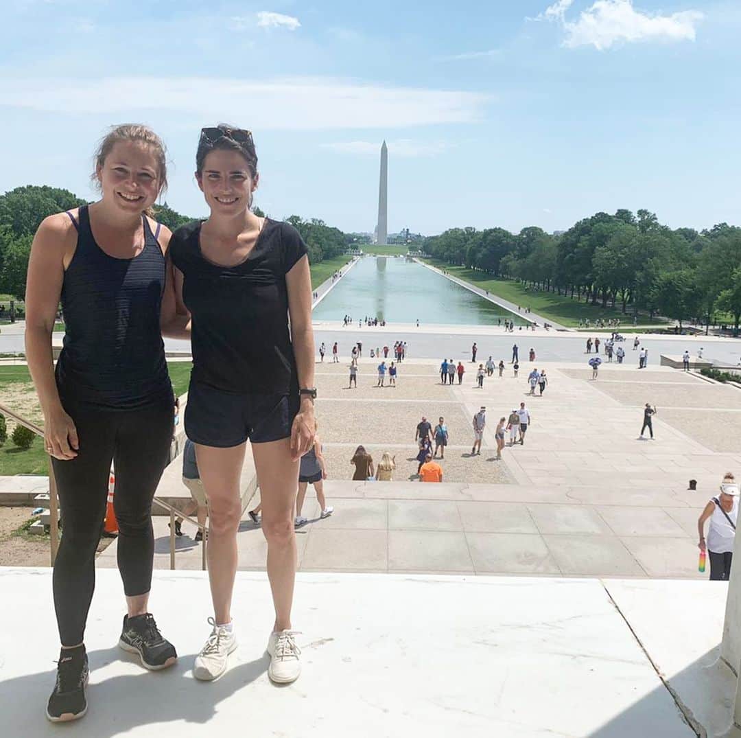 のインスタグラム：「Today I spent some introspective time with my friend of eighteen years @katie.s.rigg. We sat outside the Lincoln Memorial and listened to the words of Dr. King and couldn’t help thinking how timely they are, still. “Now is the time to make justice a reality for all... We cannot walk alone. And as we walk, we must make the pledge that we shall always march ahead. We cannot turn back.” After today, I feel more invigorated and more committed than ever to the beloved community that Dr King dreamt of. One day we will all be able to say with conviction: “Free at last. Free at last. Thank God almighty we are free at last!” .  EDIT: thank you to everyone who has called me in about my use of a plastic straw. Environmental justice is an issue I care very deeply about and I look forward to the day when finding cardboard or reusable straws in your average coffee shop is normalized. In the meantime, I commit to traveling with my own :)」