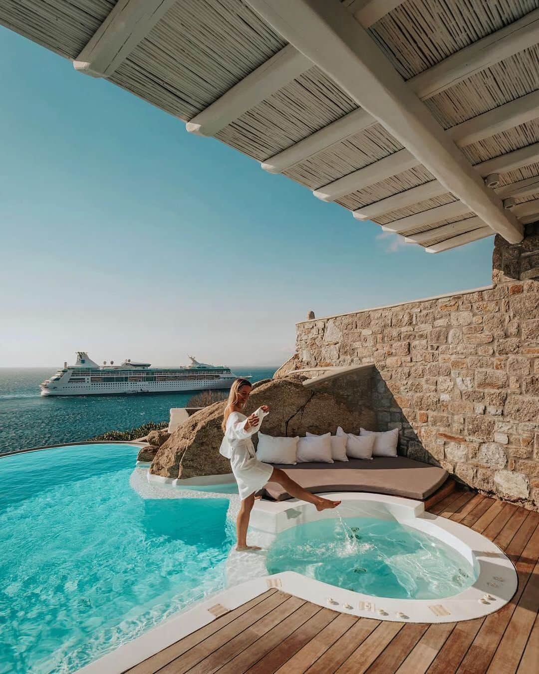 BEAUTIFUL HOTELSさんのインスタグラム写真 - (BEAUTIFUL HOTELSInstagram)「What would you prefer, a dip in the pool or a swim in the Aegean Sea? At Cavo Tagoo in Mykonos, there's no need to choose because you can easily do both! Tag who you'd dive in with. (📷: @andathousandwords 📍: Cavo Tagoo Mykonos)」5月22日 1時40分 - beautifulhotels
