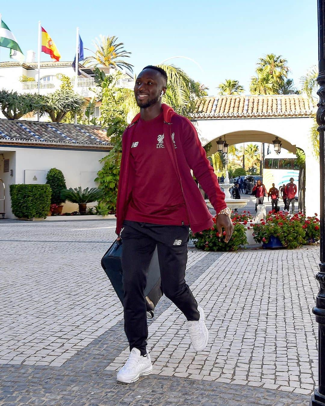 UEFAチャンピオンズリーグさんのインスタグラム写真 - (UEFAチャンピオンズリーグInstagram)「😎 Liverpool in Marbella ☀️ 🔴 Which @liverpoolfc player would you hang out with on holiday? 😃🤷‍♂️ #UCLfinal」5月22日 1時43分 - championsleague