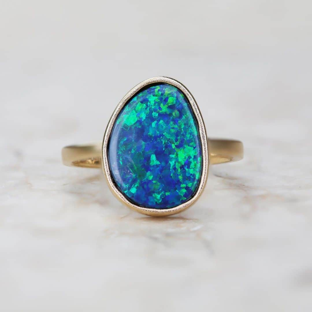 シェイスビーさんのインスタグラム写真 - (シェイスビーInstagram)「Discover our latest one-of-a-kind opal ring in 14k gold. This distinct stone has a vibrant play of color and is cherished by many for its karmic properties.」5月22日 1時49分 - shaesby