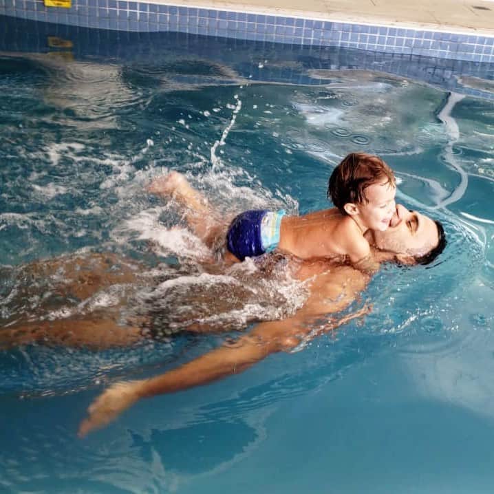 レオナルド・ジ・デウスさんのインスタグラム写真 - (レオナルド・ジ・デウスInstagram)「Se liga galera já já teremos um monstrinho nas piscinas🥰❤️!!! Titio ensinando com o maior amor... #familia #swimming #life」5月22日 1時59分 - leogdeus