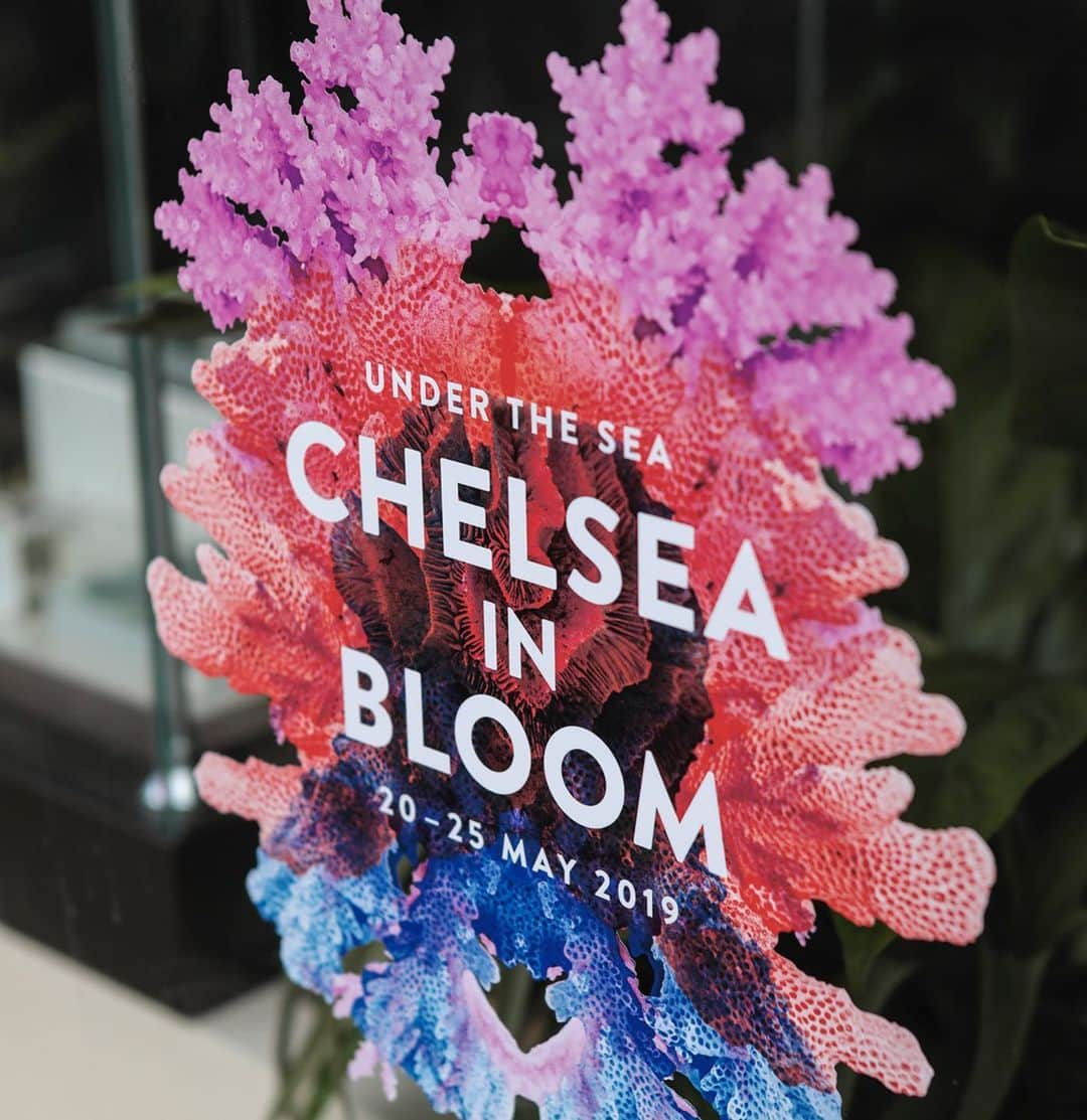 リンクスオブロンドンさんのインスタグラム写真 - (リンクスオブロンドンInstagram)「Introducing our beautiful wave for the #ChelseaInBloom ‘Under the sea’ theme. Inspired by ‘The Great Wave’ by Japanese artist Hokusai, our floral window reflects the ocean in all its wonder.  Come and check it out at our King’s Road store until Saturday.  Link in bio to vote for us!  #ChelseaInBloom #LinksofLondon」5月22日 1時53分 - linksoflondon