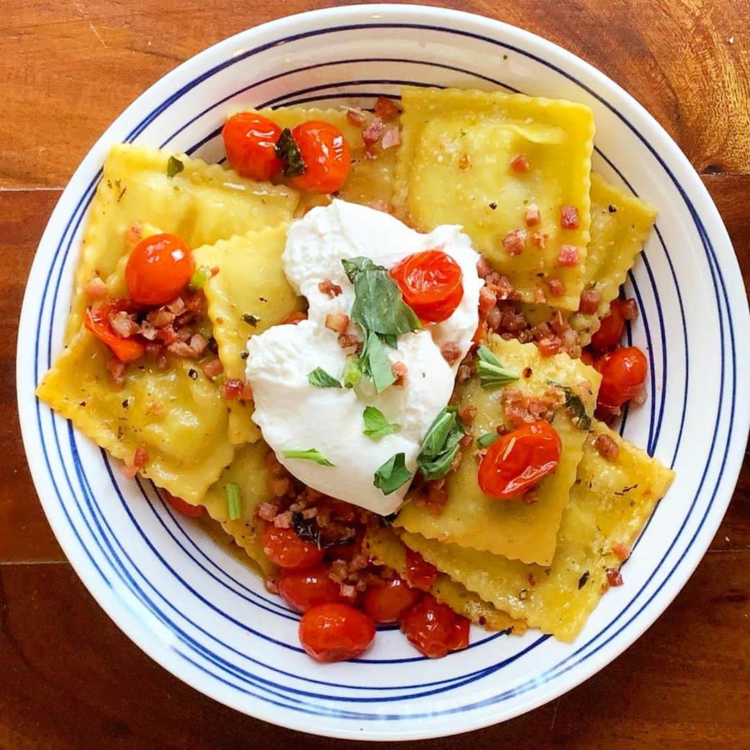 ファンクマスター・フレックスのインスタグラム：「@funwithflavors I see it!!!!! Three Cheese Ravioli sautéed with pancetta and blistered tomatoes, topped with some fresh burrata!」