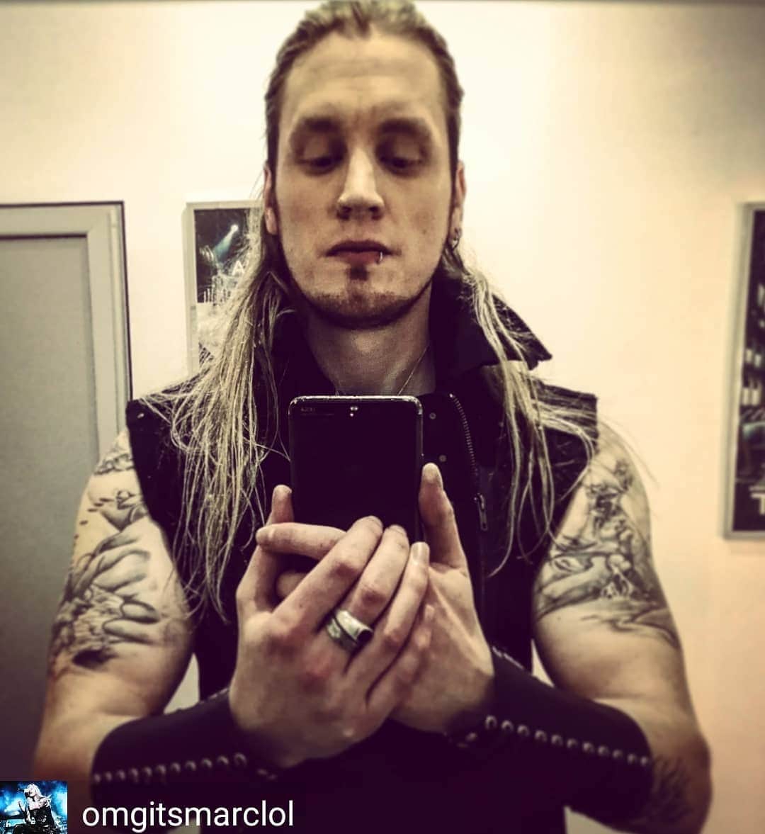 DragonForceさんのインスタグラム写真 - (DragonForceInstagram)「Reposted from @omgitsmarclol -  Fus-ro-dah! Flash back to an extremely featureless selfie I took while doing a music video. I can't wait to see how this one turns out!!! (BTW my last post was entirely sarcastic )  #skyrim #dragonborn  #dragons #menwithlonghair  #guyswithlonghair - #regrann」5月22日 2時07分 - dragonforcehq
