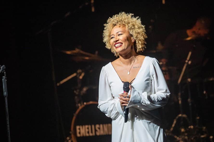 Emeli Sandéさんのインスタグラム写真 - (Emeli SandéInstagram)「Last night made me feel even more excited about releasing the next album.  Thank you so much to everyone who came down to the showcase at @sadlers_wells. Thank you for your respect and for taking a chance on new music. I am overwhelmed by your incredible response to ‘Real Life’. The whole night was a dream, absolutely extraordinary! #RealLife 📸 Jason Richardson」5月22日 2時07分 - emelisande