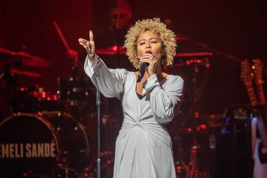 Emeli Sandéさんのインスタグラム写真 - (Emeli SandéInstagram)「Last night made me feel even more excited about releasing the next album.  Thank you so much to everyone who came down to the showcase at @sadlers_wells. Thank you for your respect and for taking a chance on new music. I am overwhelmed by your incredible response to ‘Real Life’. The whole night was a dream, absolutely extraordinary! #RealLife 📸 Jason Richardson」5月22日 2時07分 - emelisande