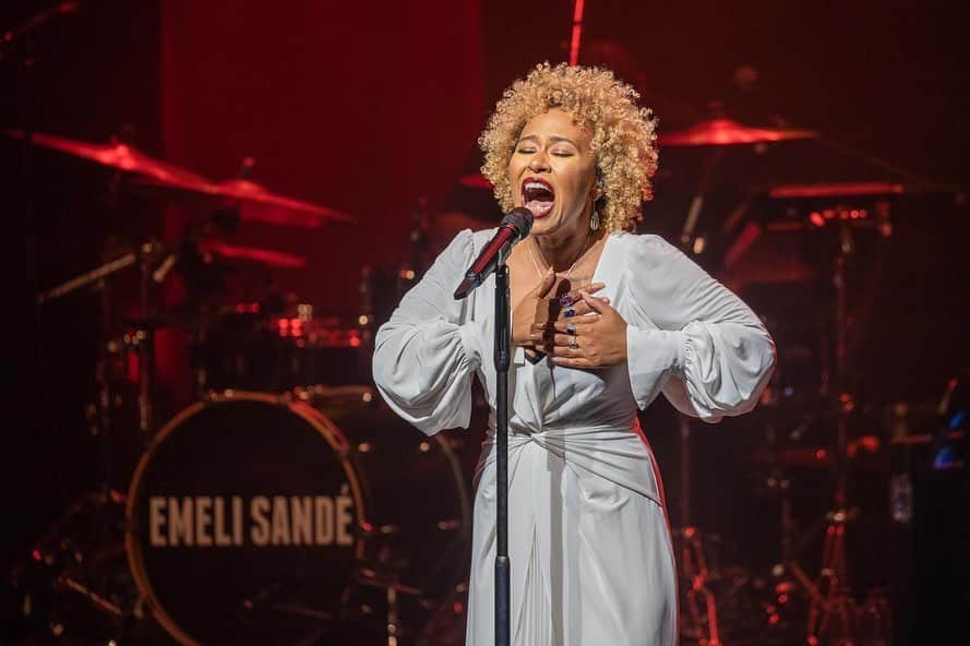 Emeli Sandéさんのインスタグラム写真 - (Emeli SandéInstagram)「Last night made me feel even more excited about releasing the next album.  Thank you so much to everyone who came down to the showcase at @sadlers_wells. Thank you for your respect and for taking a chance on new music. I am overwhelmed by your incredible response to ‘Real Life’. The whole night was a dream, absolutely extraordinary! #RealLife 📸 Jason Richardson」5月22日 2時07分 - emelisande