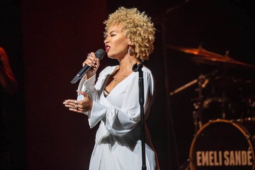 Emeli Sandéのインスタグラム：「Last night made me feel even more excited about releasing the next album.  Thank you so much to everyone who came down to the showcase at @sadlers_wells. Thank you for your respect and for taking a chance on new music. I am overwhelmed by your incredible response to ‘Real Life’. The whole night was a dream, absolutely extraordinary! #RealLife 📸 Jason Richardson」