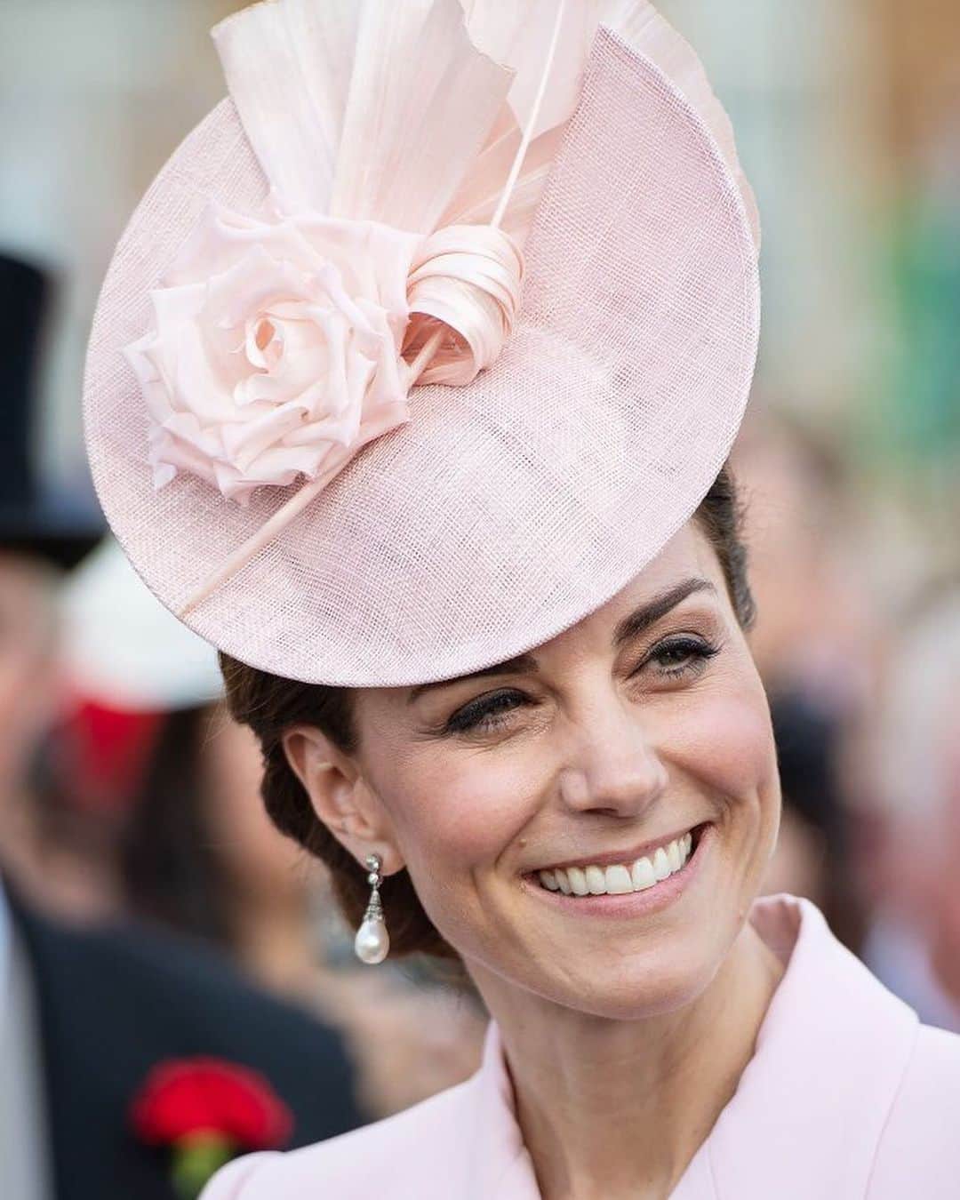 People Magazineさんのインスタグラム写真 - (People MagazineInstagram)「Pretty in pastel. 💕 Kate Middleton stepped out with the Queen (again!) for a Buckingham Palace garden party — in coordinating pastel outfits. Tap the bio link for more on today's special outing. | 📷: DOMINIC LIPINSKI/AFP/Getty Images」5月22日 2時04分 - people