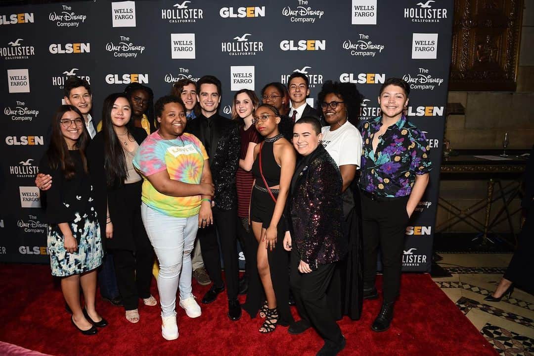 のインスタグラム：「Honored to accept the Inspiration Award while being surrounded by so many beautiful souls last night at the @GLSEN Respect Awards ❤️ YOU are all my inspiration.」