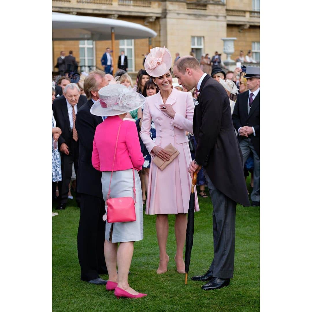 ウィリアム（ケンブリッジ公）さんのインスタグラム写真 - (ウィリアム（ケンブリッジ公）Instagram)「Today The Duke and Duchess of Cambridge attended a Garden Party at Buckingham Palace.  The Queen hosts Garden Parties as a way of recognising and rewarding public service.  At today’s Garden Party The Duke and Duchess met Kerry Irving and his assistance dog Max. In 2006, Kerry’s car was hit by a truck, leaving him housebound with chronic neck and back pain.  Kerry still suffers with the pain from his back injury, but he credits Max with helping him to get his life back on track. Kerry has since retrained as a locksmith and Max is always with him.  Kerry and his wife Angela have held dog walks to give other people the chance to spend time with Max, and helped raise money for local rehoming centre, @EdenAnimalRescue.」5月22日 2時11分 - princeandprincessofwales