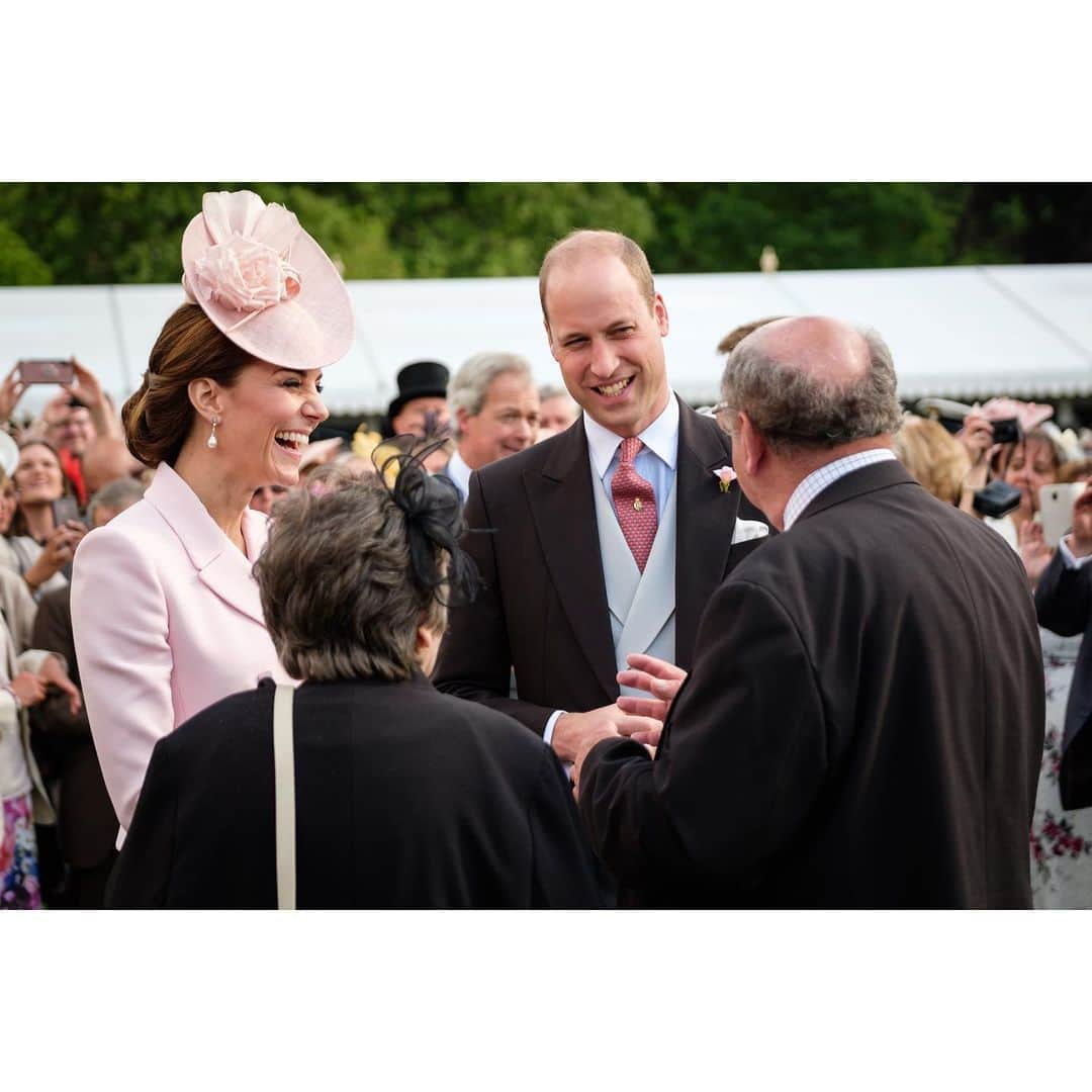 ウィリアム（ケンブリッジ公）さんのインスタグラム写真 - (ウィリアム（ケンブリッジ公）Instagram)「Today The Duke and Duchess of Cambridge attended a Garden Party at Buckingham Palace.  The Queen hosts Garden Parties as a way of recognising and rewarding public service.  At today’s Garden Party The Duke and Duchess met Kerry Irving and his assistance dog Max. In 2006, Kerry’s car was hit by a truck, leaving him housebound with chronic neck and back pain.  Kerry still suffers with the pain from his back injury, but he credits Max with helping him to get his life back on track. Kerry has since retrained as a locksmith and Max is always with him.  Kerry and his wife Angela have held dog walks to give other people the chance to spend time with Max, and helped raise money for local rehoming centre, @EdenAnimalRescue.」5月22日 2時11分 - princeandprincessofwales