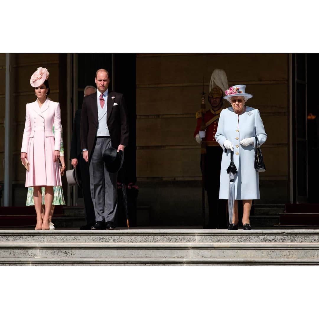 ウィリアム（ケンブリッジ公）さんのインスタグラム写真 - (ウィリアム（ケンブリッジ公）Instagram)「Today The Duke and Duchess of Cambridge attended a Garden Party at Buckingham Palace.  The Queen hosts Garden Parties as a way of recognising and rewarding public service.  At today’s Garden Party The Duke and Duchess met Kerry Irving and his assistance dog Max. In 2006, Kerry’s car was hit by a truck, leaving him housebound with chronic neck and back pain.  Kerry still suffers with the pain from his back injury, but he credits Max with helping him to get his life back on track. Kerry has since retrained as a locksmith and Max is always with him.  Kerry and his wife Angela have held dog walks to give other people the chance to spend time with Max, and helped raise money for local rehoming centre, @EdenAnimalRescue.」5月22日 2時11分 - princeandprincessofwales