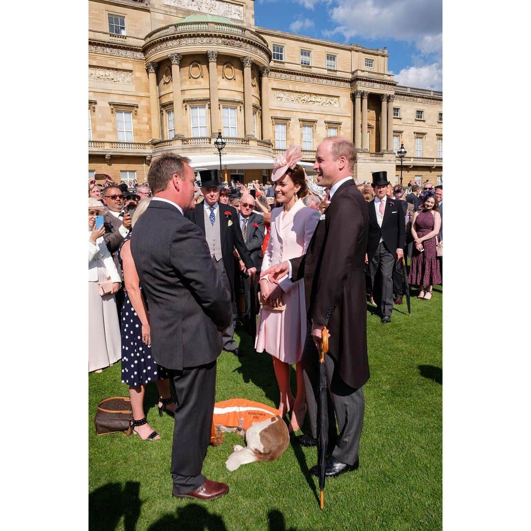 ウィリアム（ケンブリッジ公）さんのインスタグラム写真 - (ウィリアム（ケンブリッジ公）Instagram)「Today The Duke and Duchess of Cambridge attended a Garden Party at Buckingham Palace.  The Queen hosts Garden Parties as a way of recognising and rewarding public service.  At today’s Garden Party The Duke and Duchess met Kerry Irving and his assistance dog Max. In 2006, Kerry’s car was hit by a truck, leaving him housebound with chronic neck and back pain.  Kerry still suffers with the pain from his back injury, but he credits Max with helping him to get his life back on track. Kerry has since retrained as a locksmith and Max is always with him.  Kerry and his wife Angela have held dog walks to give other people the chance to spend time with Max, and helped raise money for local rehoming centre, @EdenAnimalRescue.」5月22日 2時11分 - princeandprincessofwales